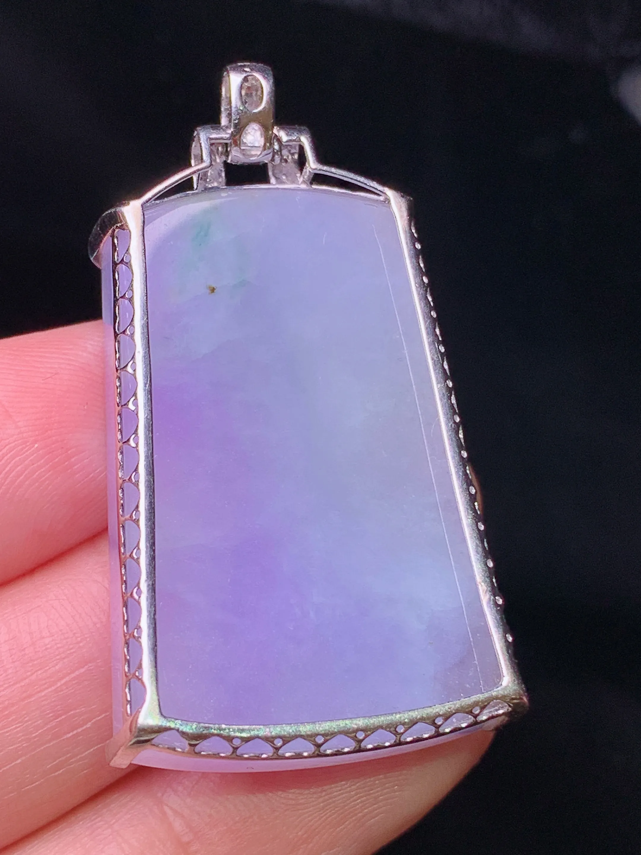 18k金钻镶嵌紫罗兰无事牌吊坠 玉质细腻 水润亮眼 色泽艳丽 整体尺寸42.8*22*7.5