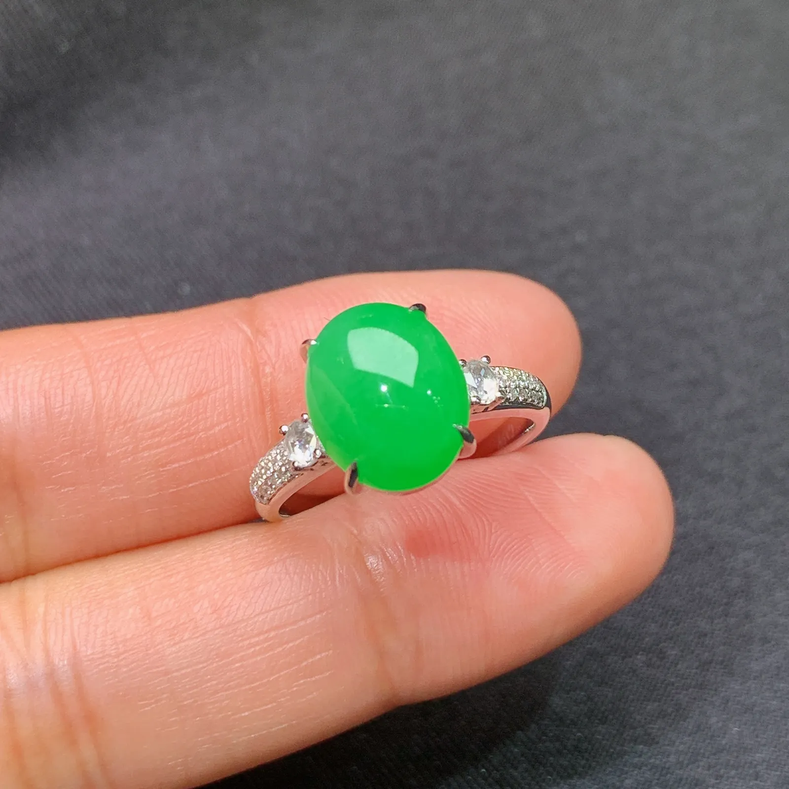 阳绿蛋面戒指，18k金镶嵌，简约时尚，冰润色阳，种水足，圈口14 尺寸10.8*8.8*3.9