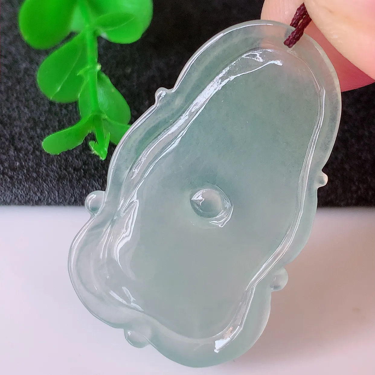 自然光实拍，冰种翡翠荷叶鱼、和和美美玉坠，财源广进，自然隐逸、荷本是素不着尘之物，有和美之寓意。#41.11