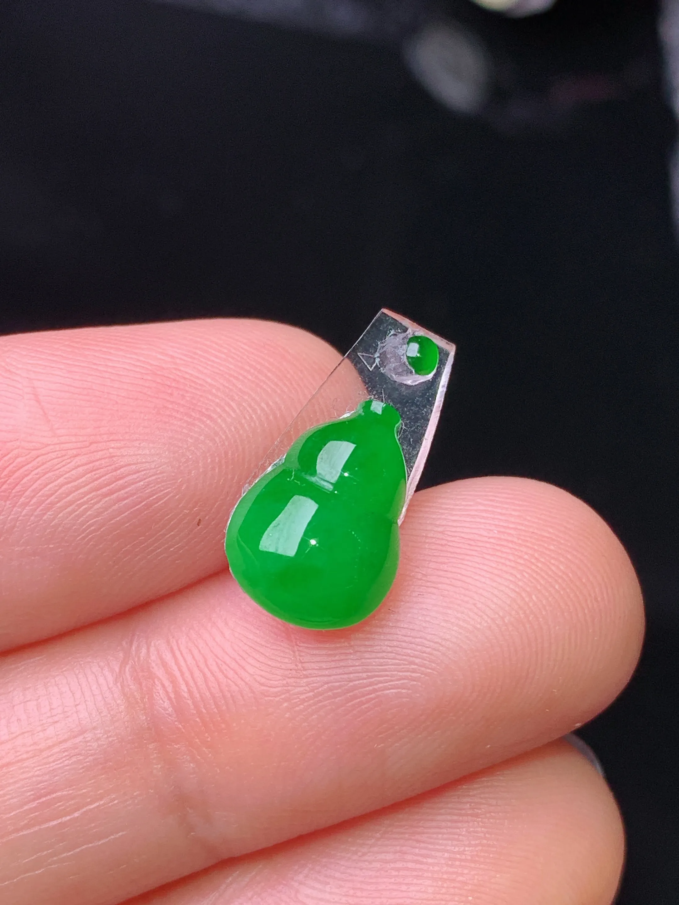 镶嵌款 满绿葫芦吊坠 玉质细腻 水润亮眼 色泽艳丽 整体尺寸11.2*8*3