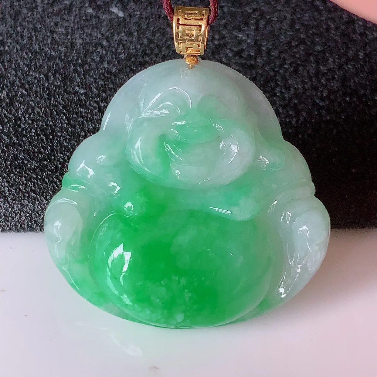 自然光实拍，18K金镶嵌冰润飘绿翡翠佛公吊坠，玉笑佛，饱满，开脸喜庆，配戴优雅迷人！#1.11整体34.2裸石30.2*29*6