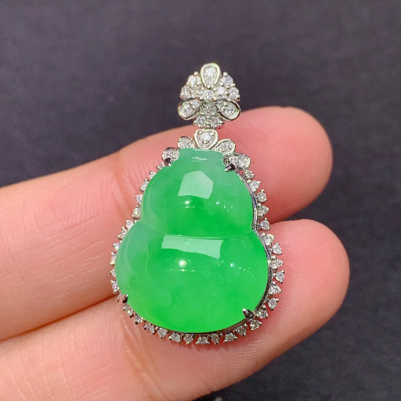 甜绿葫芦吊坠，18k金镶嵌，冰润色阳，玉质细腻，种水足，Jj 尺寸28*17.6*9.9