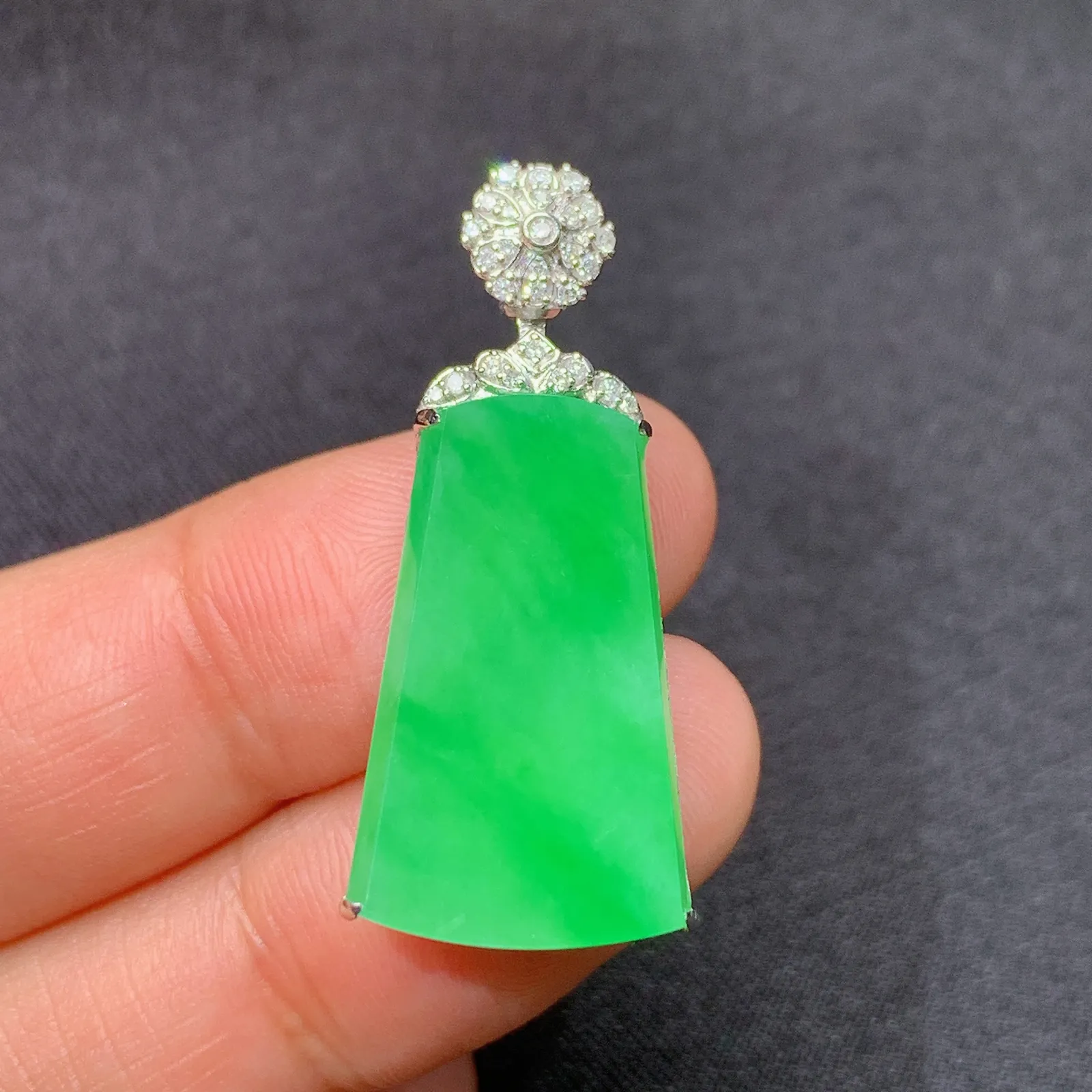 甜绿无事牌吊坠，18k金镶嵌，冰润色阳，种老水足 尺寸32.8*14.8*5.9