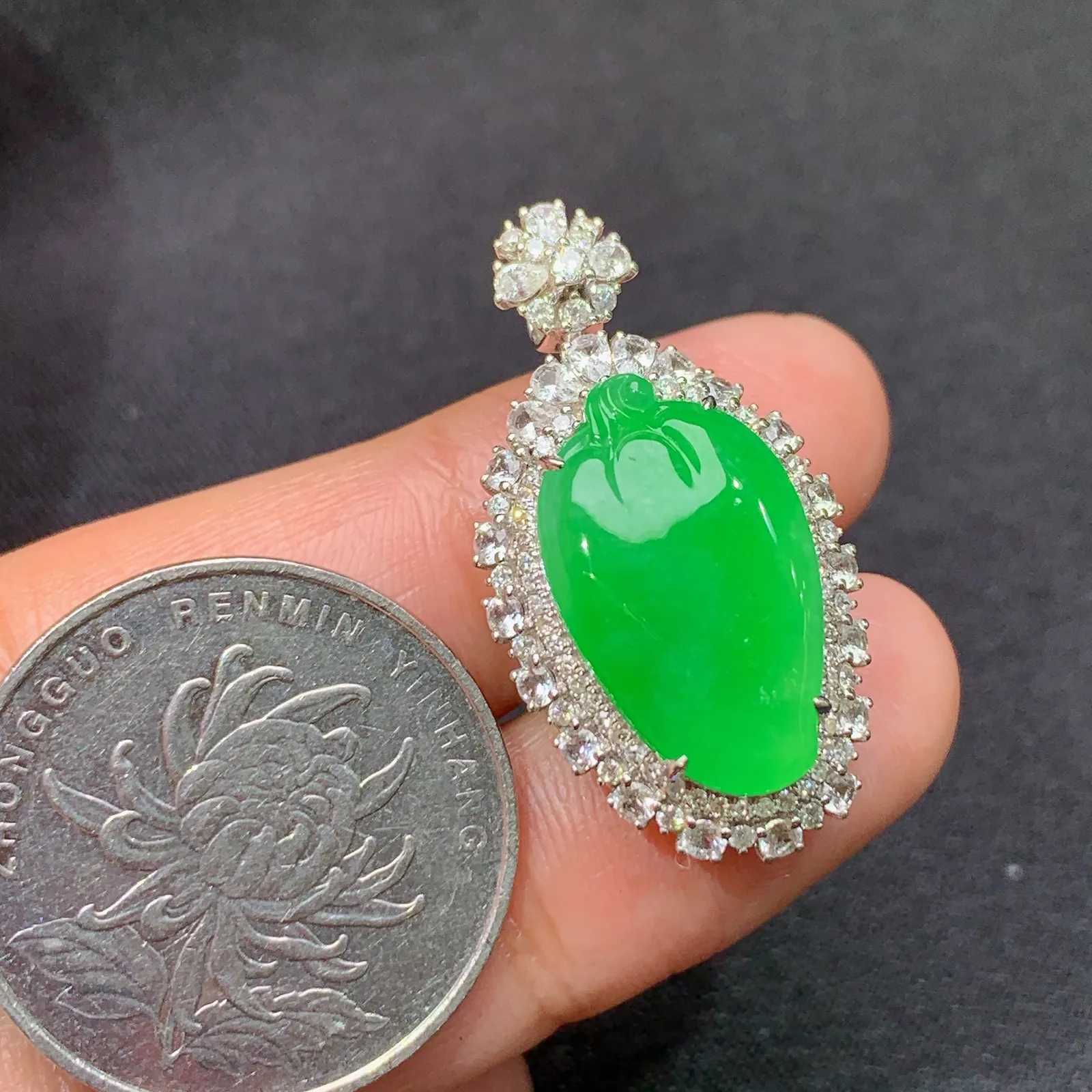 阳绿福瓜吊坠，18k金镶嵌，色泽鲜阳，冰润细腻，种水足，M1 尺寸30.8*16.5*9.7