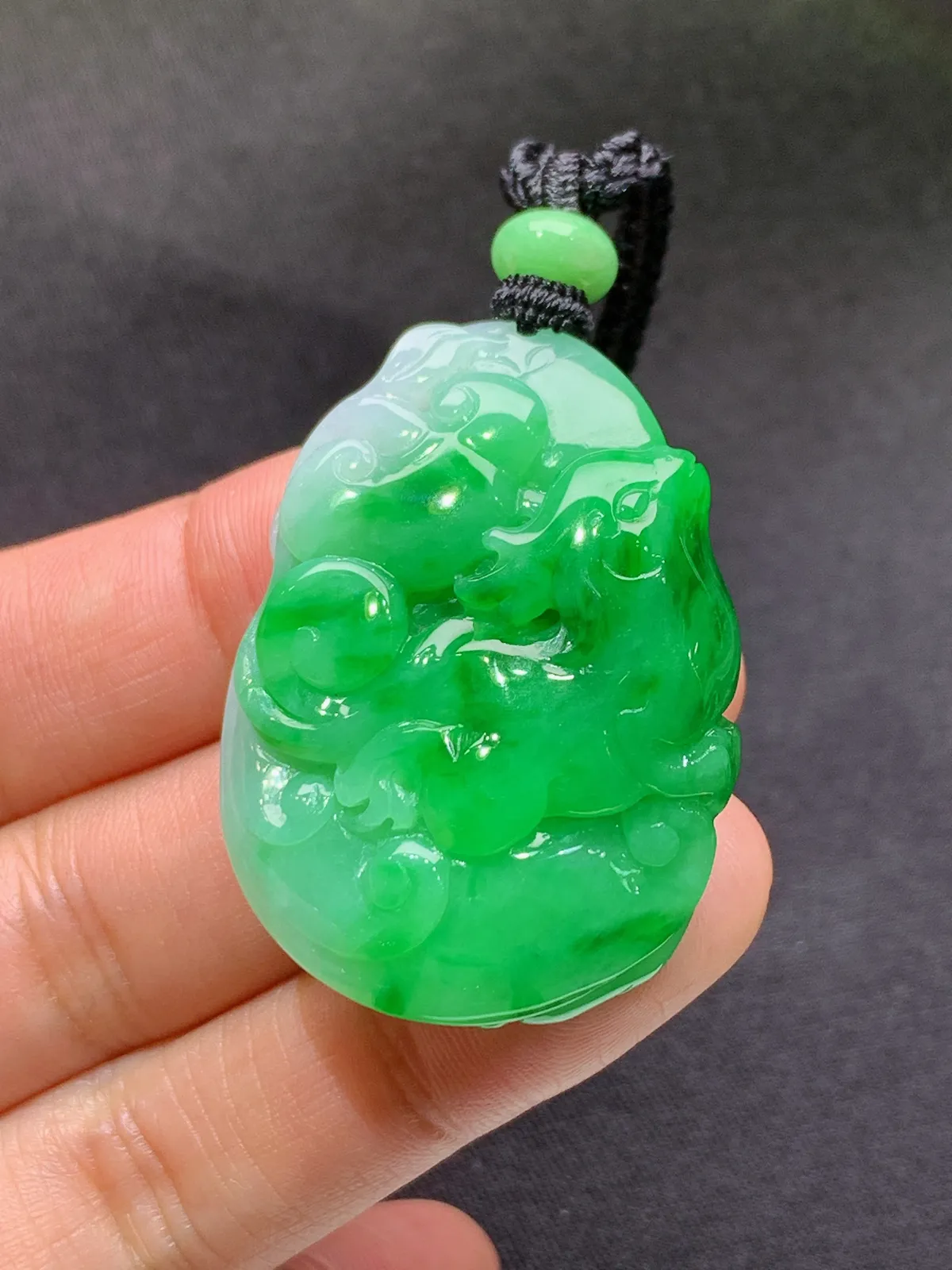 飘绿草龙如意吊坠 冰润色阳，厚装种老，种水足 尺寸40.3*29.4*12.3