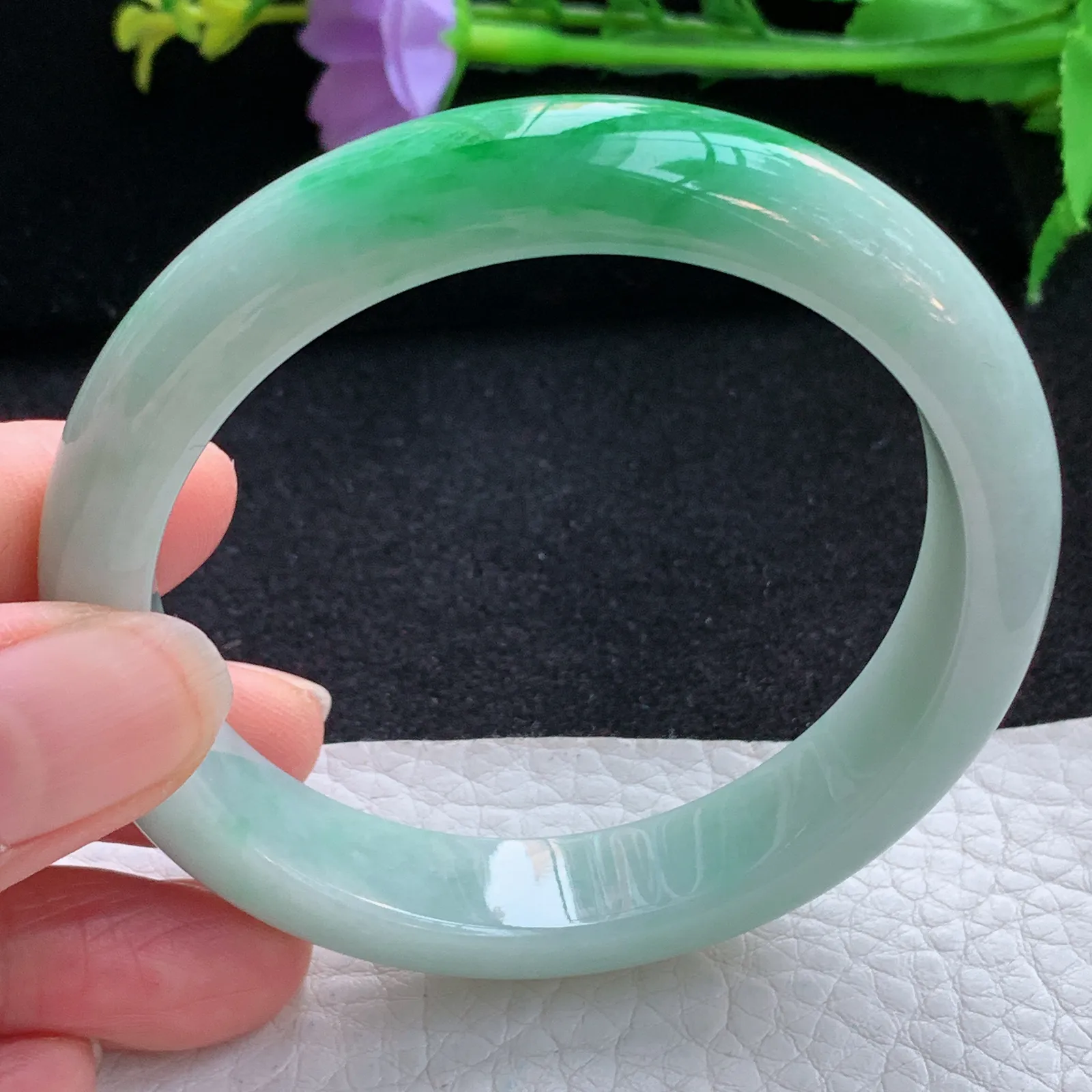 js自然光56*12*7.8平安镯 翡翠a货玉手镯辣绿宽边珠宝玉手环