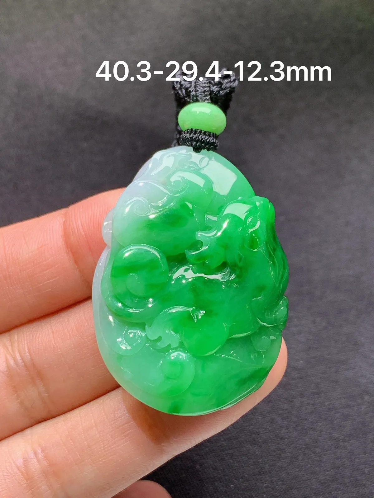 飘绿草龙如意吊坠 冰润色阳，厚装种老，种水足 尺寸40.3*29.4*12.3