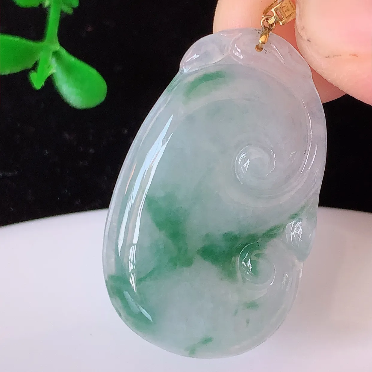 18K金镶嵌冰种飘花翡翠如意吊坠，简单的镶嵌设计、让玉坠百搭又精致，寓意着吉祥，事事如意！#49.7