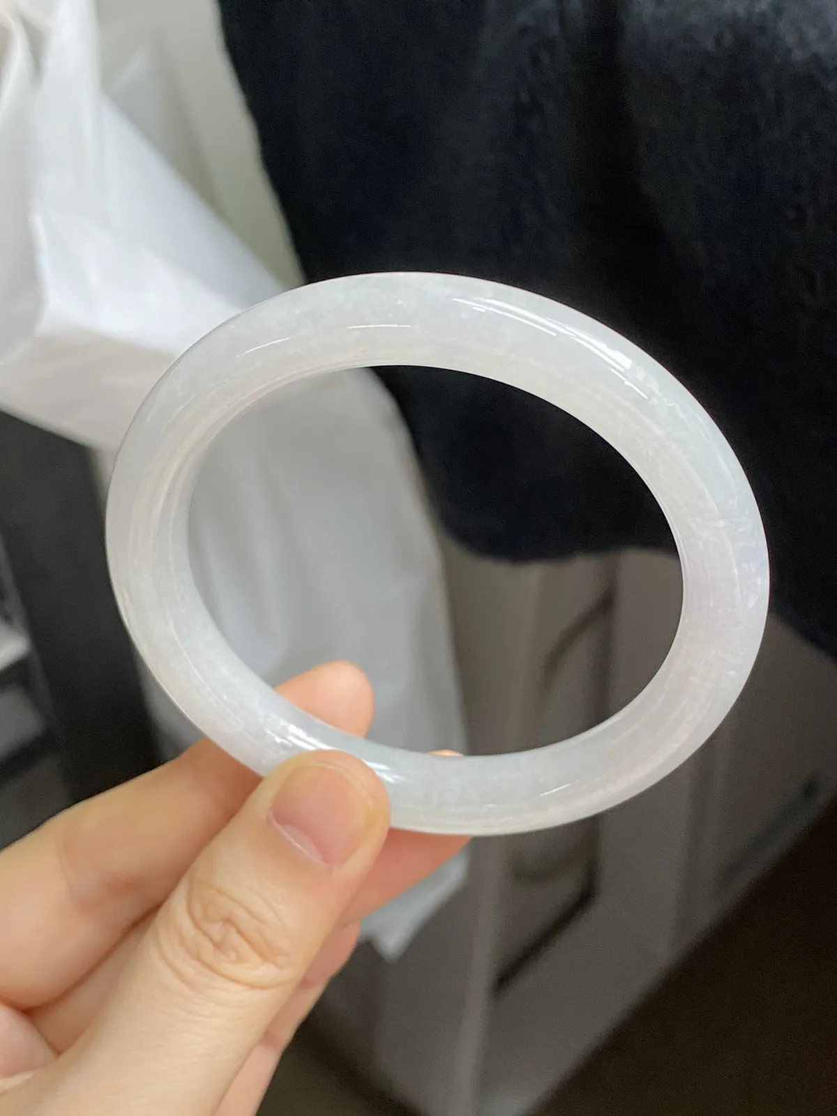 圆镯54.5圈口，翡翠冰糯种淡绿色手镯