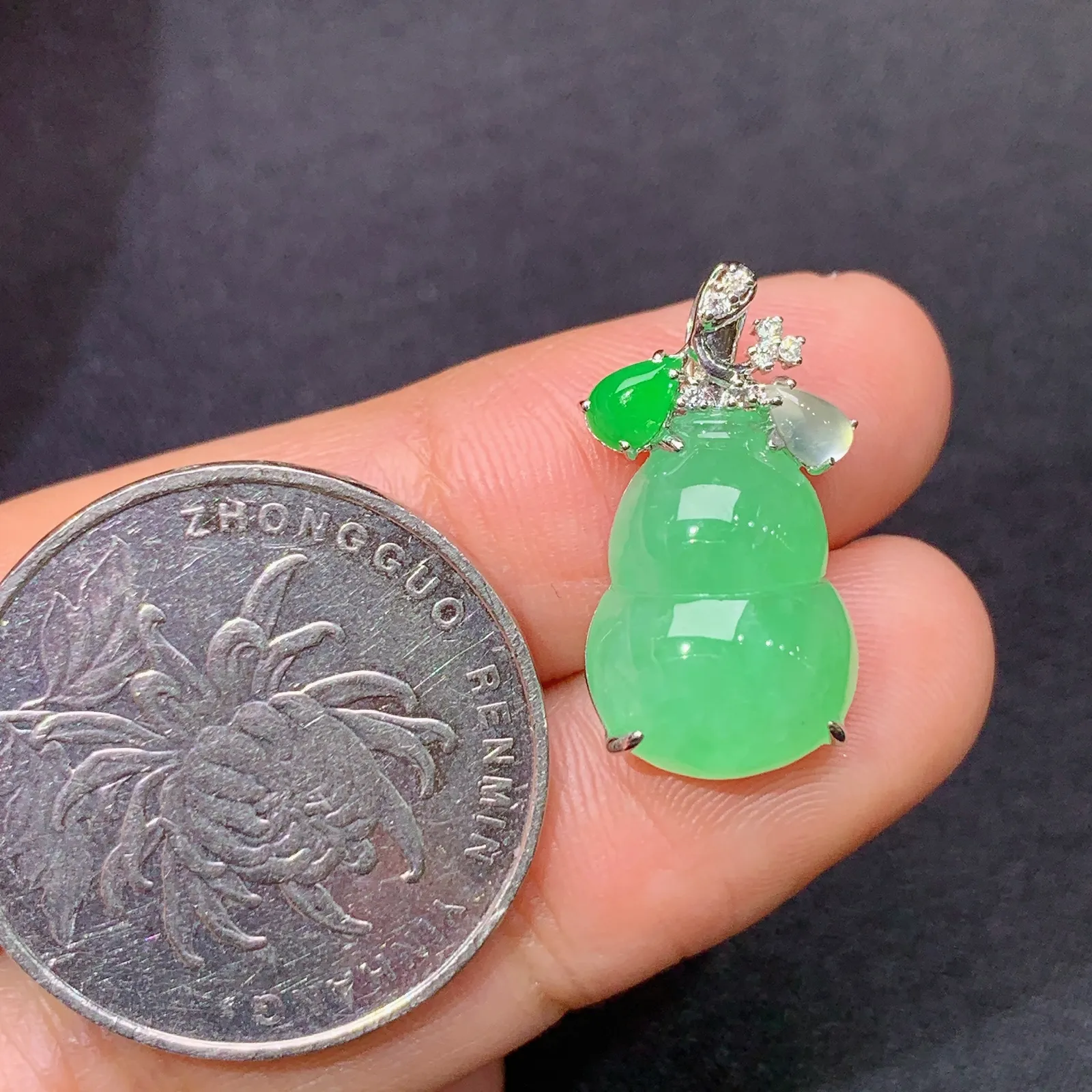 晴绿葫芦吊坠，18k金镶嵌，冰润色阳，玉质细腻，种水足 尺寸20.6*10.9*6.3