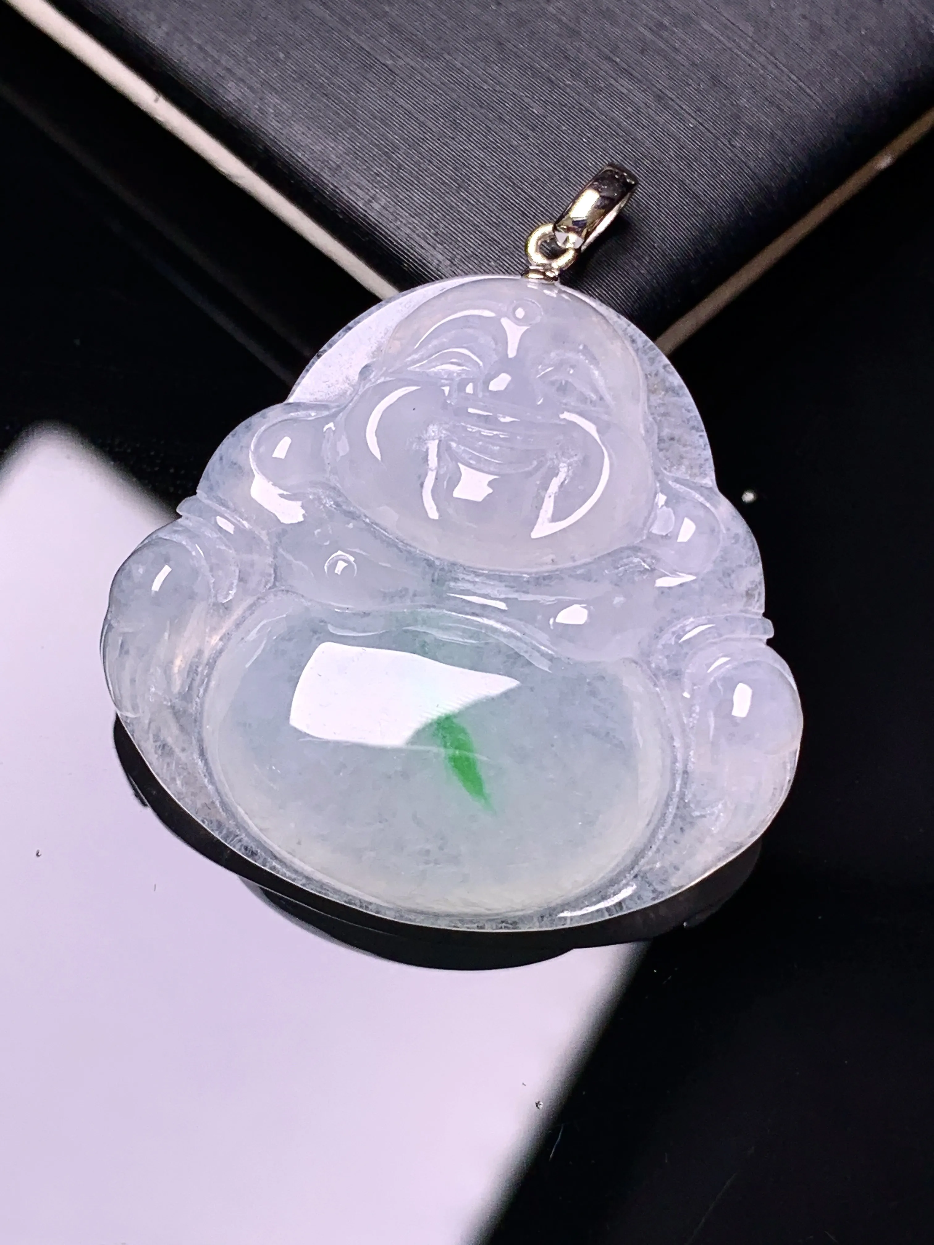 18k金镶嵌飘绿佛公吊坠 玉质细腻 水润亮眼 色泽艳丽 整体尺寸33.5*29.3*6