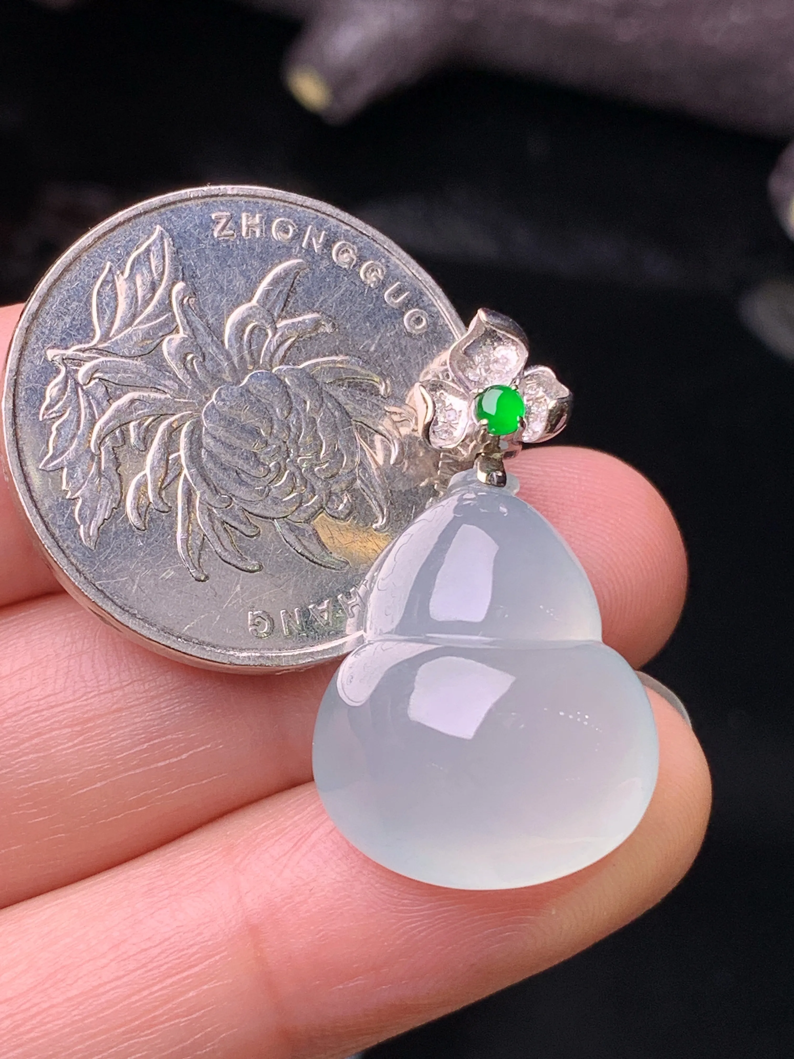 18k金钻镶嵌冰种葫芦吊坠 玉质细腻 水润亮眼 色泽艳丽 整体尺寸28.3*16.3*10.3