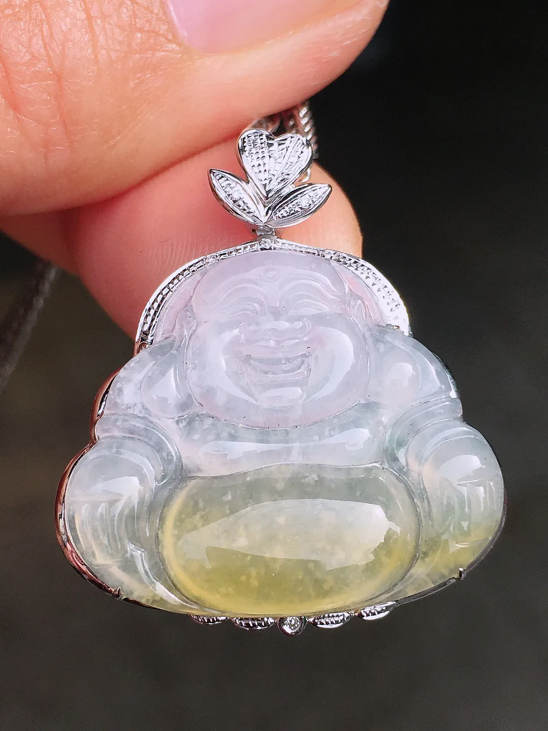 飘黄翡佛公吊坠，色泽艳丽，玉质细腻，荧光感超
强，饱满圆润，尽显优雅气质，18k
金豪华镶嵌