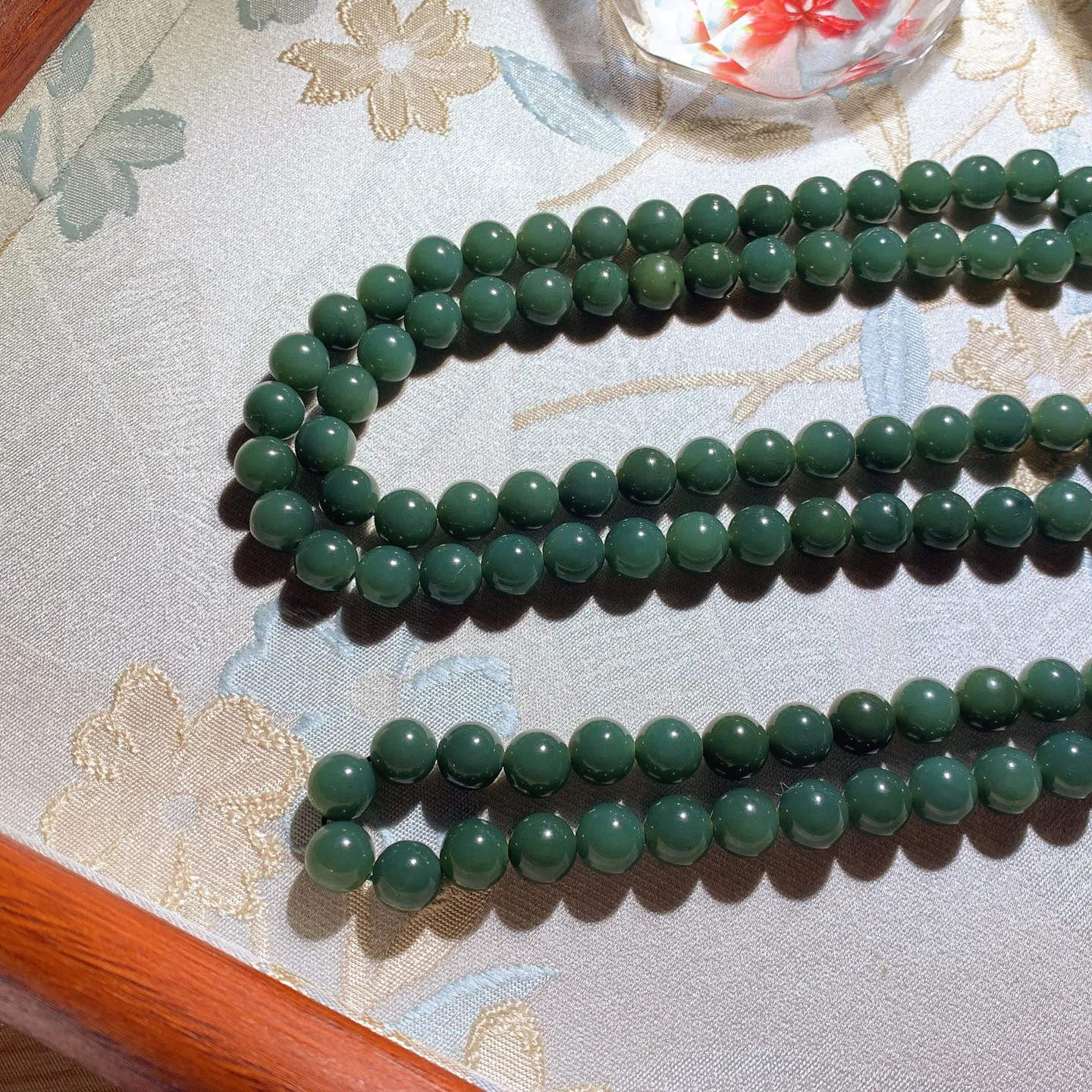 新疆和田玉细料塔青108佛珠项链。单颗尺寸8重85.6克。玉质细腻油润。手推出油。佩戴高端典雅。lt251210