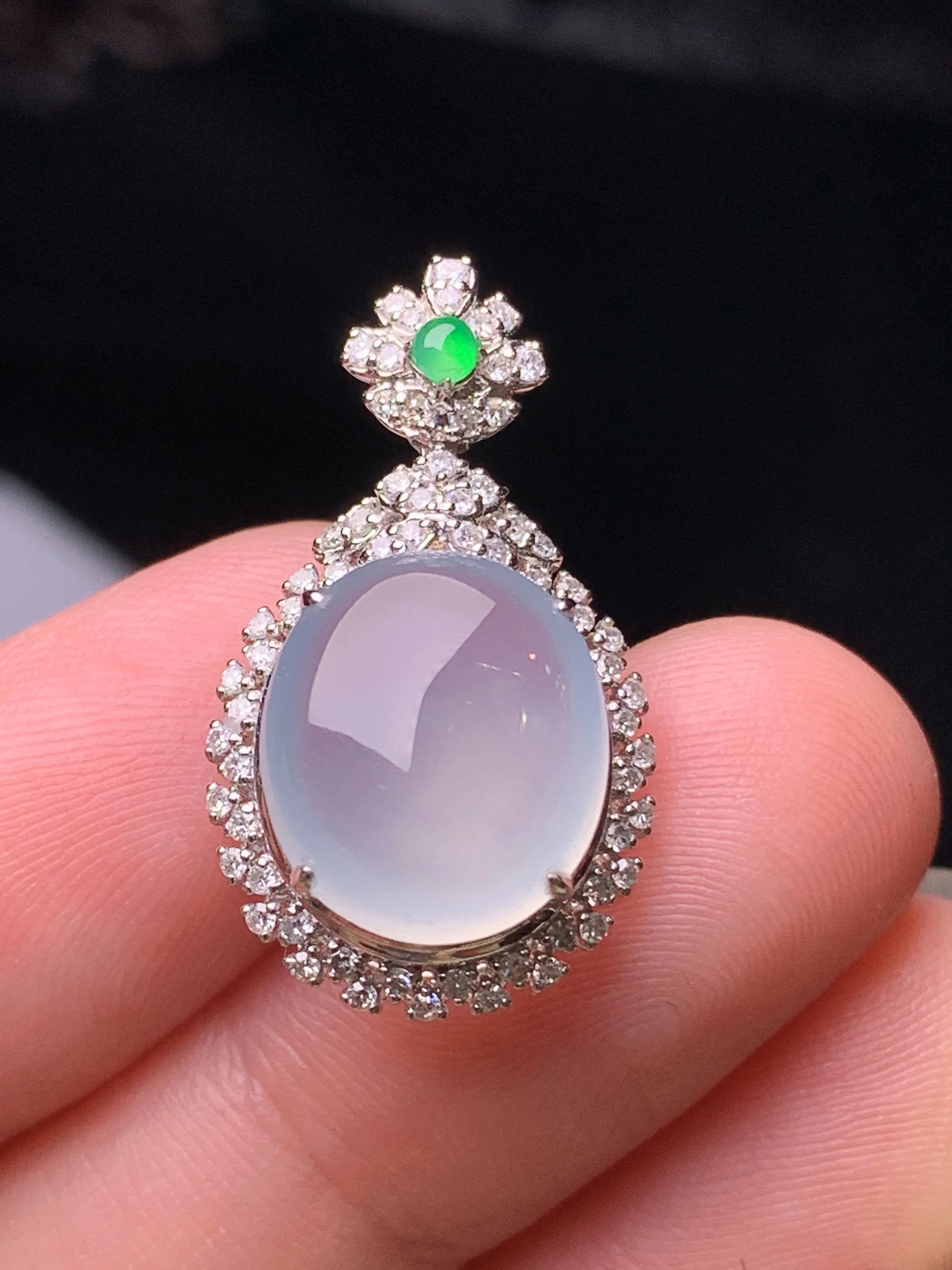 18k金钻镶嵌冰种蛋面吊坠 玉质细腻 水润亮眼 色泽艳丽 整体尺寸24.6*14.2*9.5