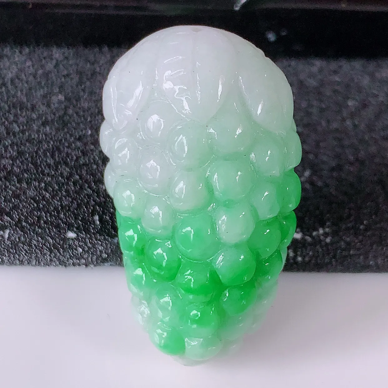 自然光实拍，多子多福葡萄冰润飘绿翡翠吊坠，种老水足，雕工精湛 ，寓意美好，佩戴时尚出众！#1.11