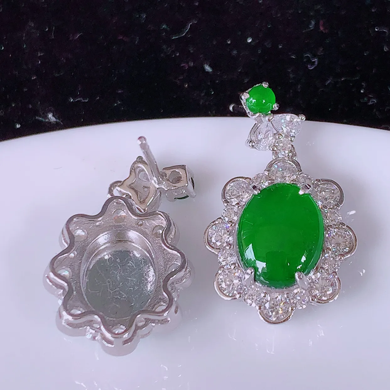 冰透满绿翡翠925银镶嵌耳坠，自然光实拍，翠色灵动，颜色漂亮，种老水足，品相佳，佩戴佳品！#97.1