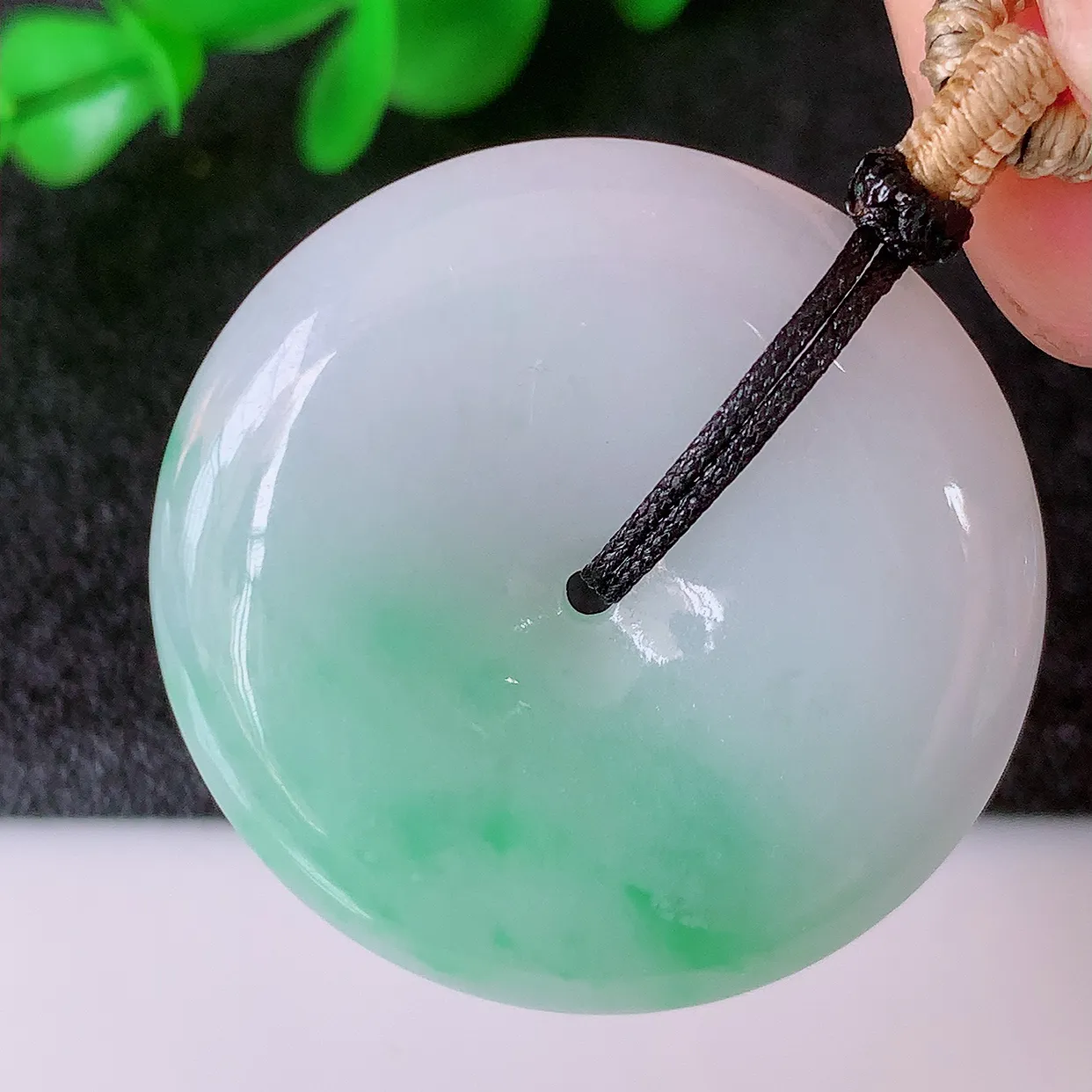自然光实拍，水润飘绿翡翠平安扣吊坠，品相佳，美感十足，寓意平平安安，平安扣佩戴精美时尚！#57.11