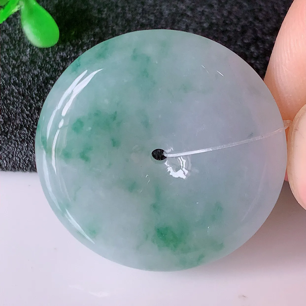 自然光实拍，冰胶飘花翡翠平安扣吊坠，翠色灵动，种老水足，寓意好，品相佳，佩戴佳品！#49.11