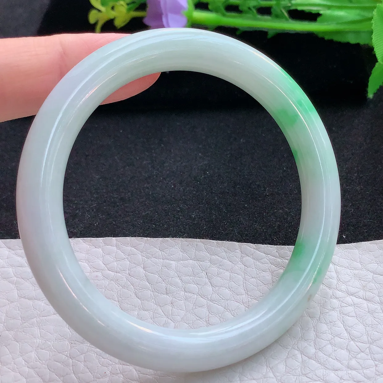 xx自然光56.5*8.5*9美人镯 翡翠a货玉手镯白底青圆条珠宝玉手环