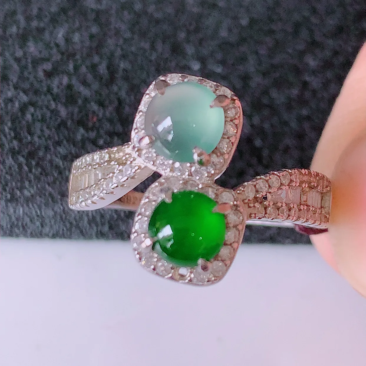 冰透满绿翡翠925银镶嵌戒指，自然光实拍，翠色灵动，颜色漂亮，种老水足，品相佳，佩戴佳品！#97.11（圈口可调大小）整体25*16.6*5裸石5*