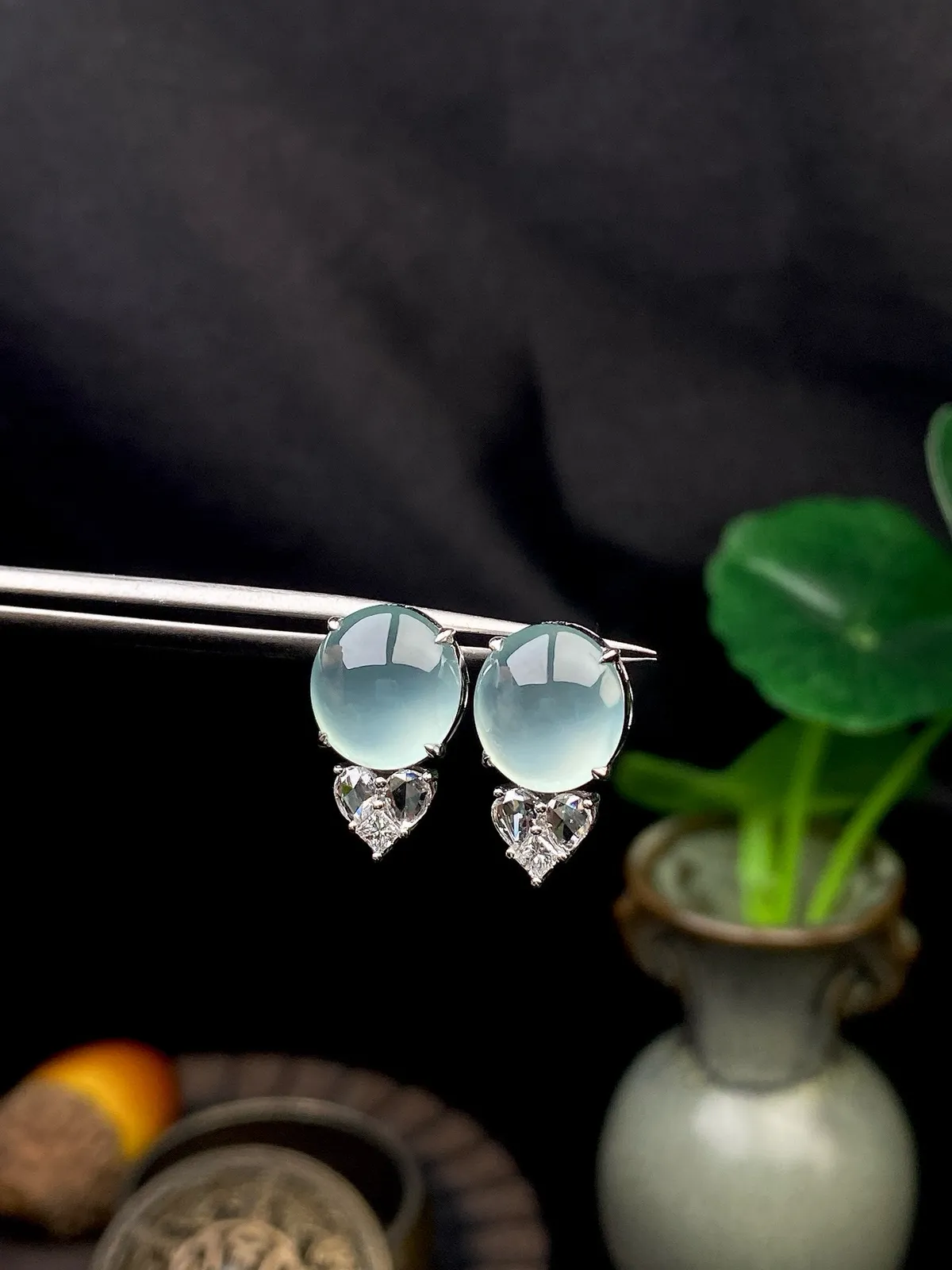 【冰种晴底蛋面耳钉】质地上乘，冰润通透，种老起光，胶感明显。上身效果很不错，18K金钻精美镶嵌，裸石尺寸9.4*8.6*4毫米