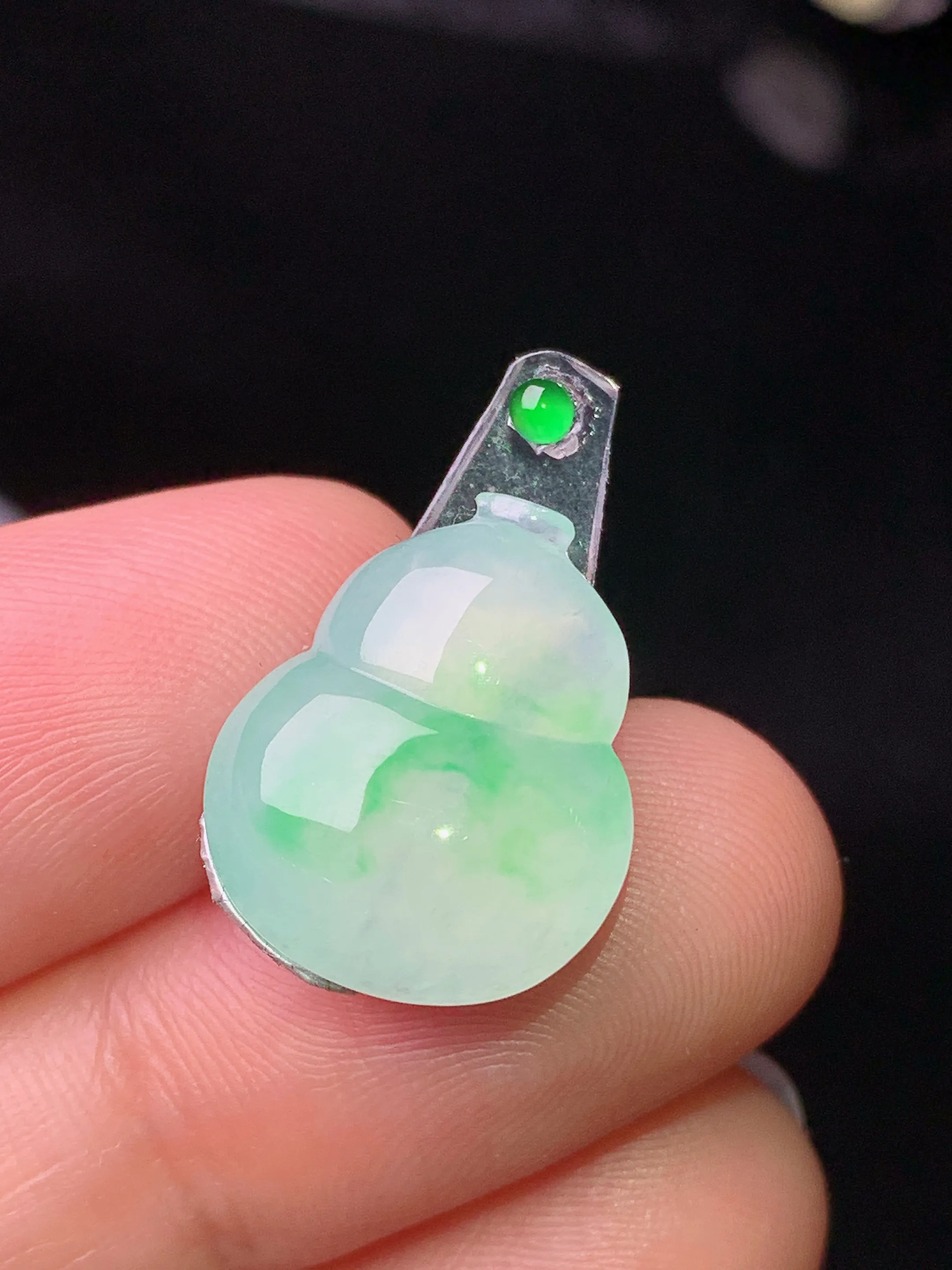 镶嵌款 飘绿葫芦吊坠 玉质细腻 水润亮眼 色泽艳丽 整体尺寸16.3*13.3*4.8