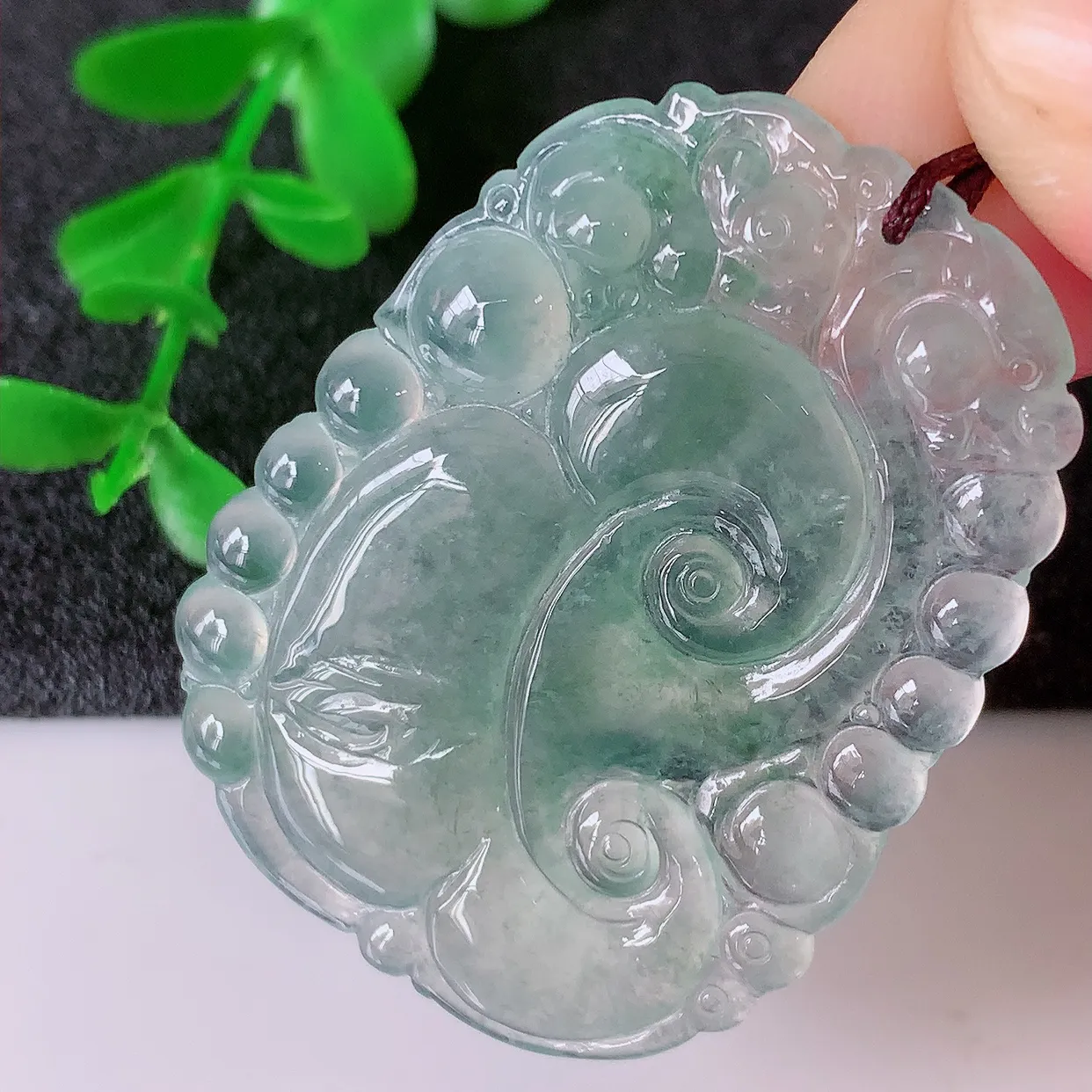 自然光实拍，冰种翡翠如意吊坠，上身效果非常美，饱满大气，工艺美，万事如意，如意一生 #01.11