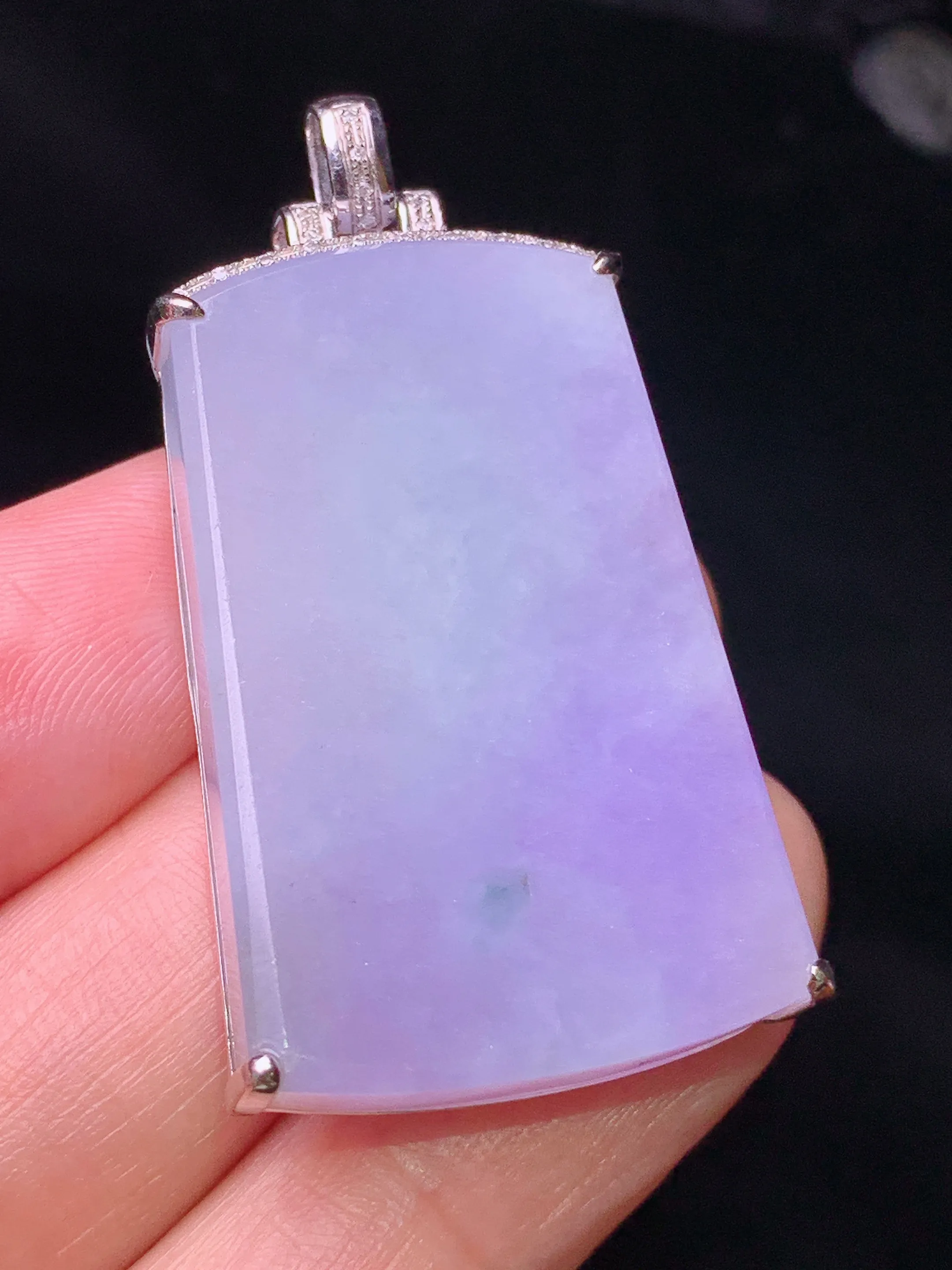 18k金钻镶嵌紫罗兰无事牌吊坠 玉质细腻 水润亮眼 色泽艳丽 整体尺寸42.8*22*7.5