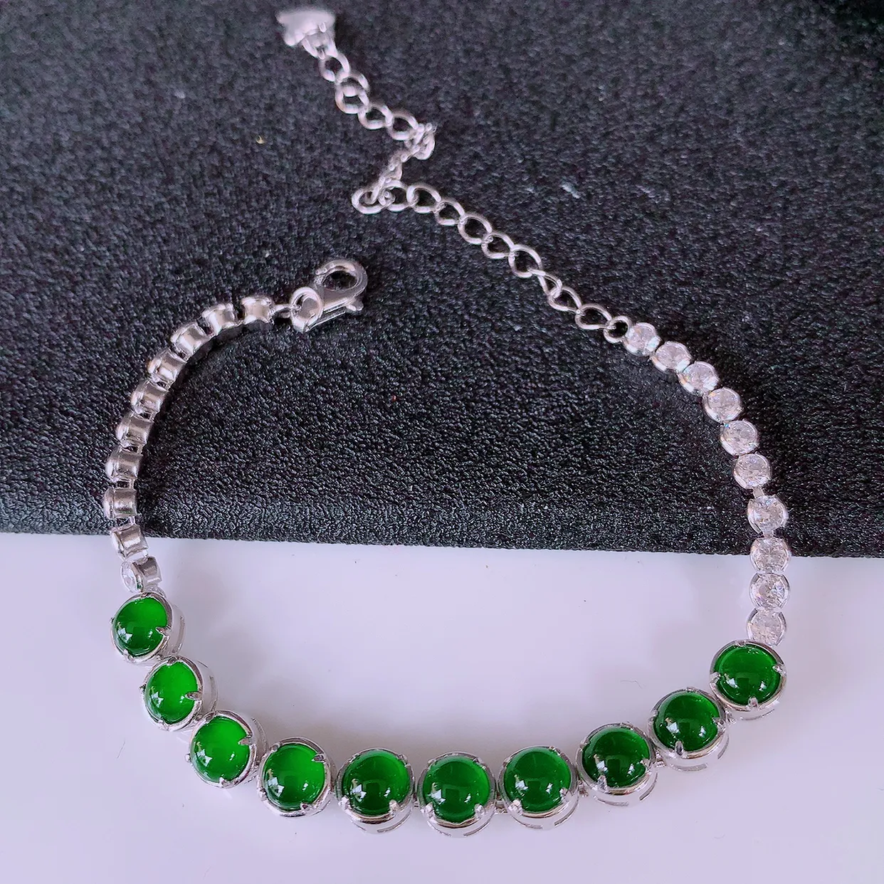 冰透满绿翡翠925银镶嵌手链，自然光实拍，翠色灵动，颜色漂亮，种老水足，品相佳，佩戴佳品！#97.11取一整体5.5*5.5*4.8裸石4.5*4.5