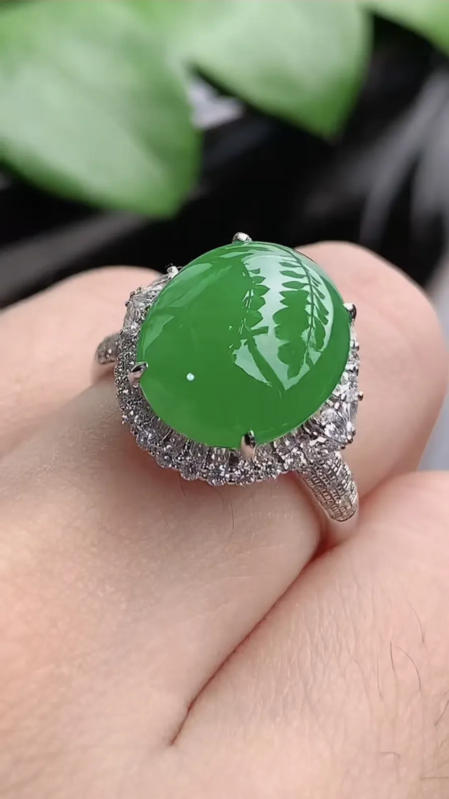 a货翡翠老坑种18K金伴钻镶嵌阳绿蛋面戒指 圈口17.4裸石尺寸12.8×11mm 重量5.16g 1206