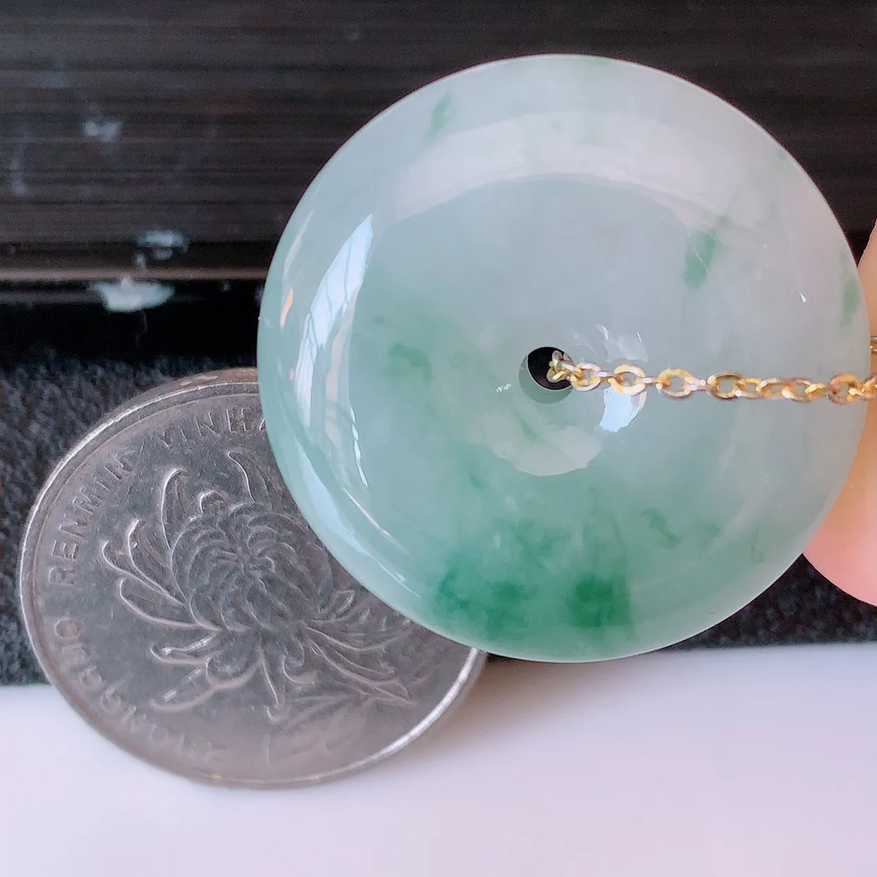 自然光实拍，冰飘花翡翠平安扣吊坠，形体饱满圆润，平安扣肥嘟嘟的，平平安安，种水很好，配戴精美！#02.7