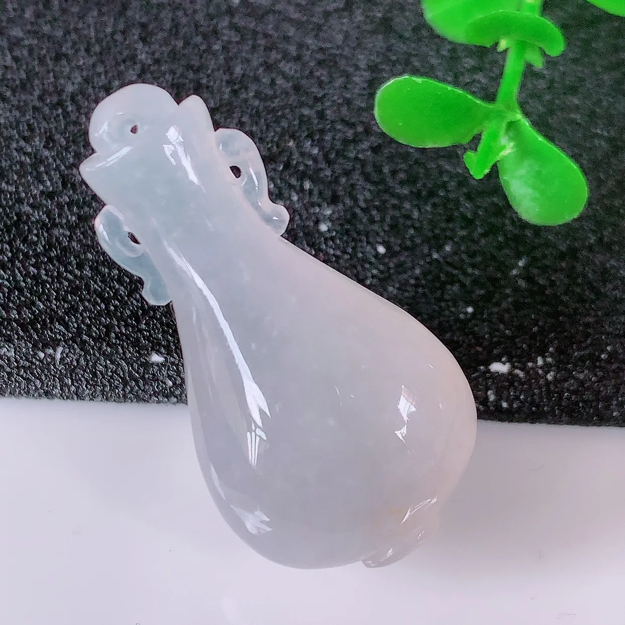 自然光实拍，冰种翡翠平平安安花瓶吊坠，翠色灵动，种老水足，寓意好，品相佳，佩戴佳品！#32.11