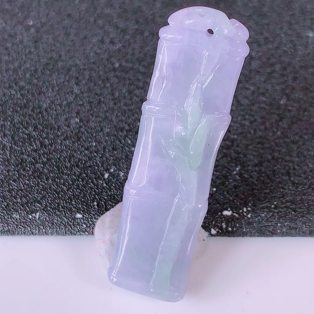 自然光实拍，冰润紫罗兰翡翠竹节吊坠。竹节寓意“节节高，官运亨通，前程似锦，水润莹泽，清秀高雅，佩戴精