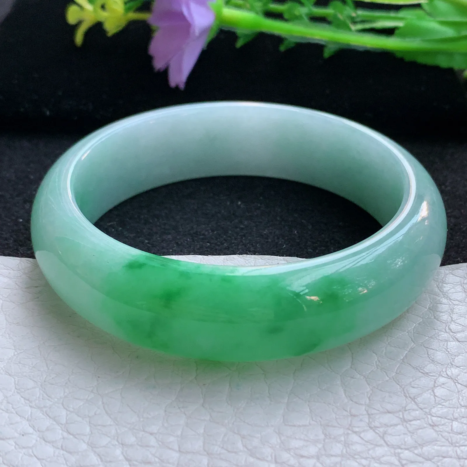 js自然光55.5*15.6*7.8轮胎镯 翡翠a货玉手镯辣绿宽边珠宝玉手环