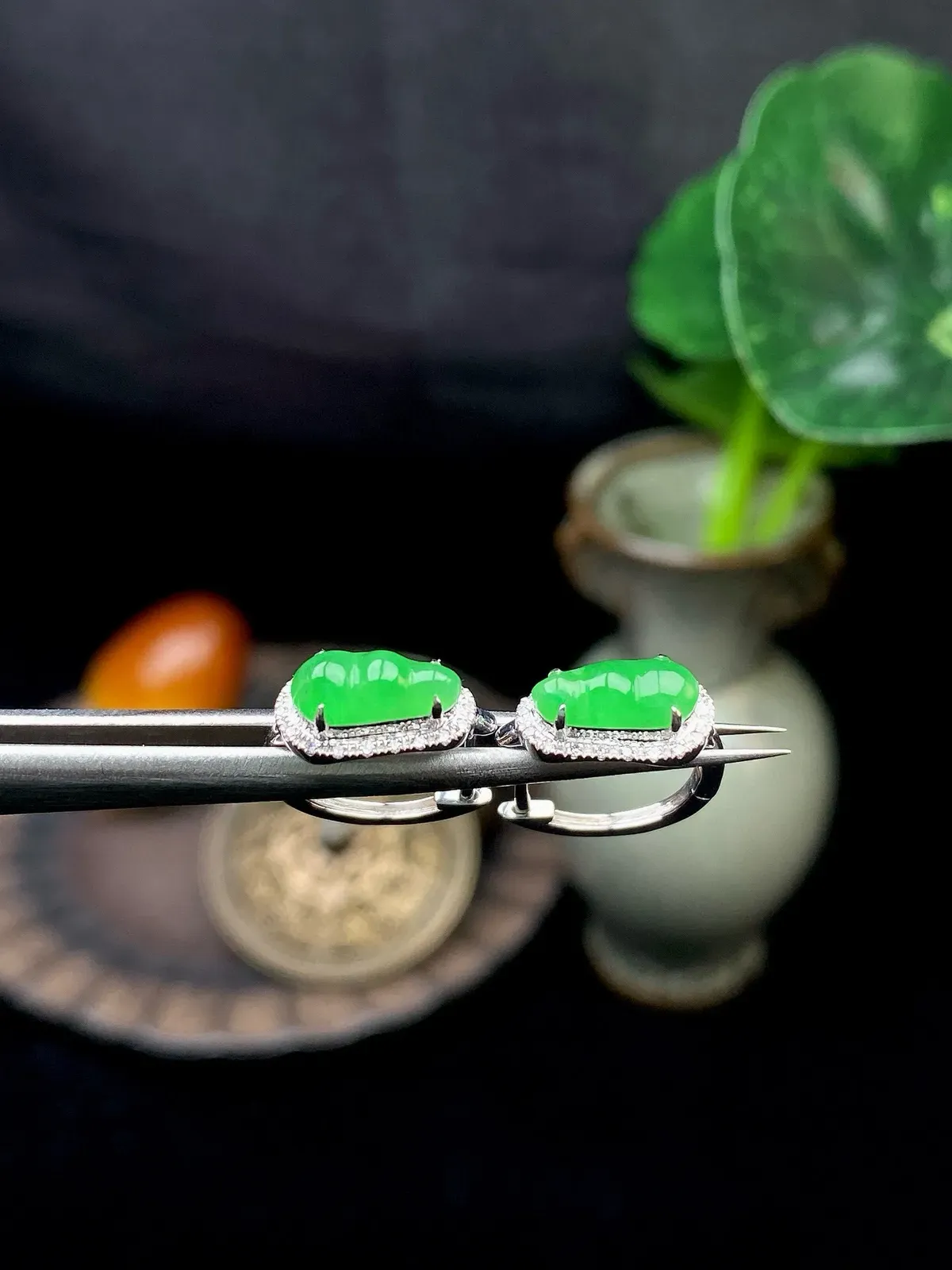 【冰种满绿福豆耳包】晶莹剔透，冰感十足，通透闪亮，18k金钻镶嵌，裸石尺寸8.2*3.9*2.6毫米