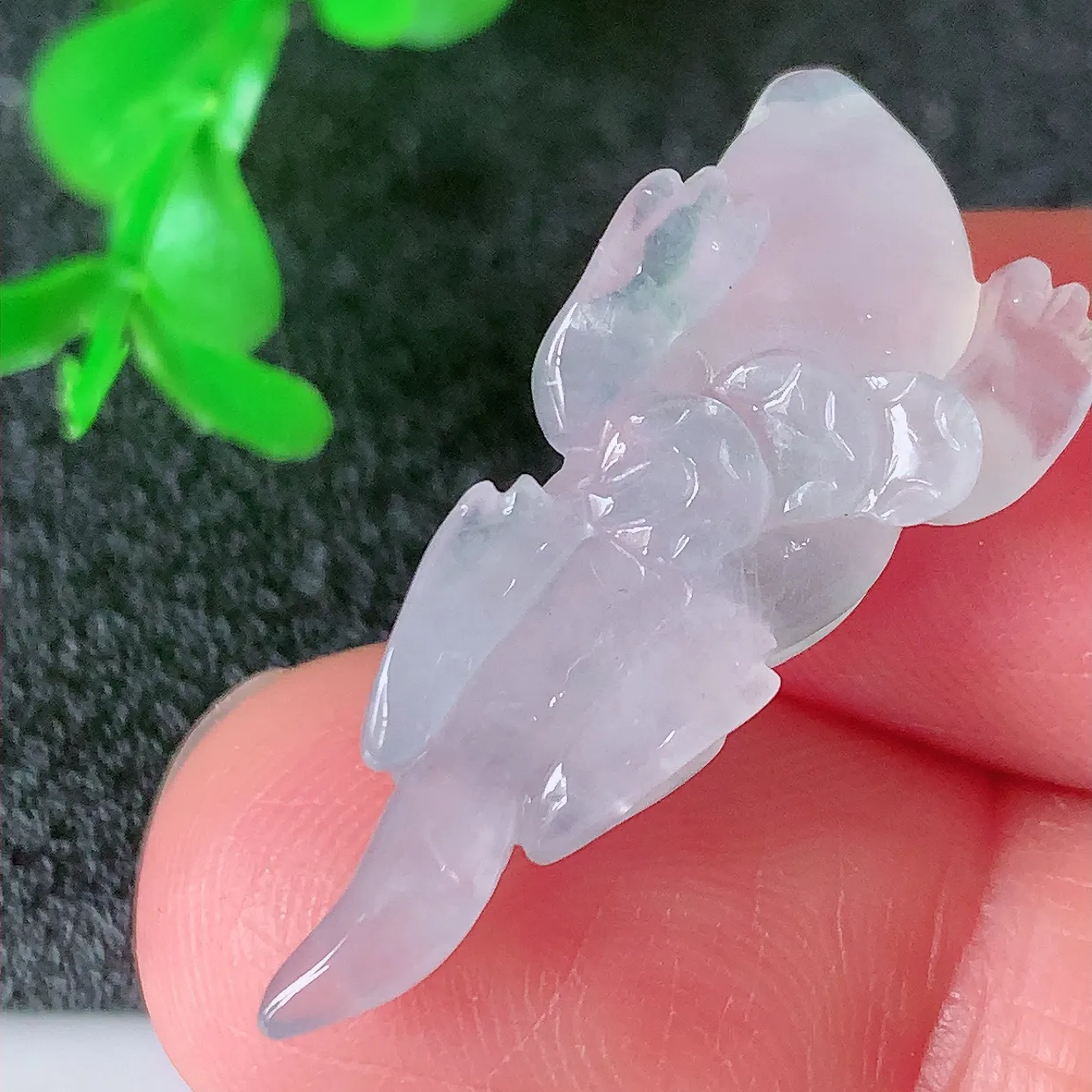 自然光实拍，冰种翡翠招财蜥蜴吊坠，种老水足，雕工精湛 ，寓意美好，佩戴时尚出众！#01.11