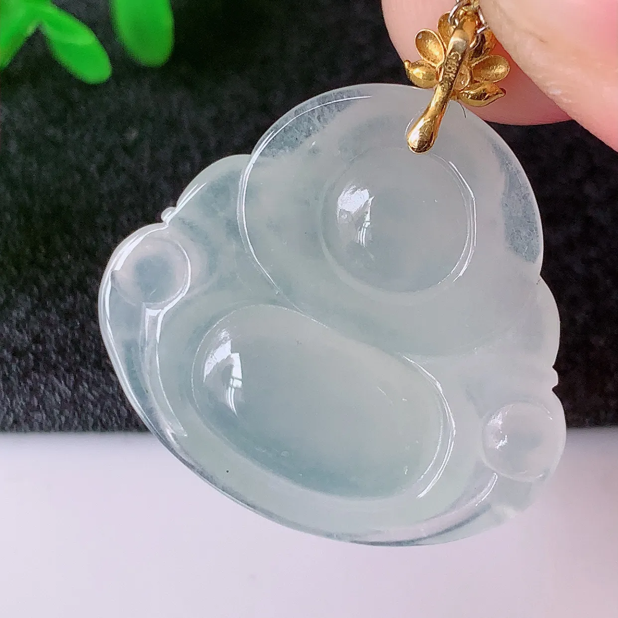 自然光实拍，18K金镶嵌冰种翡翠佛公吊坠，冰透饱满， 佛公亦保平安，寓意有福（佛公）相伴，品相佳，配戴优雅迷人！#12.11整体30裸石26*24.2*5.2