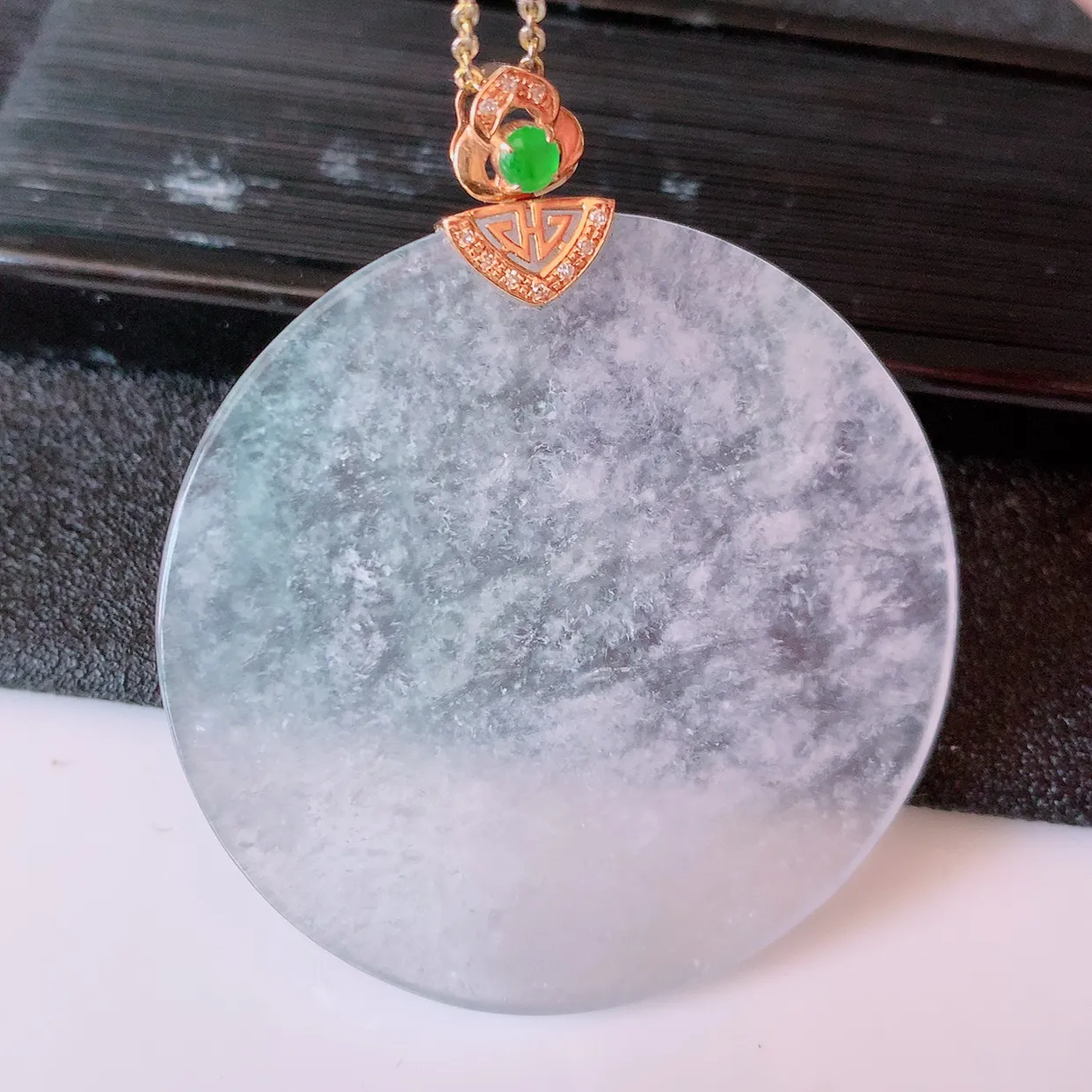 自然光实拍，18K金镶嵌冰种意境棉翡翠无事牌吊坠，平安无事牌，种水无可挑剔，冰胶感十足，莹润通透，品质保证。意境雪花棉均匀分布，相当漂亮，配戴效果出众！#83.7整体47.5*41*5裸石41-41