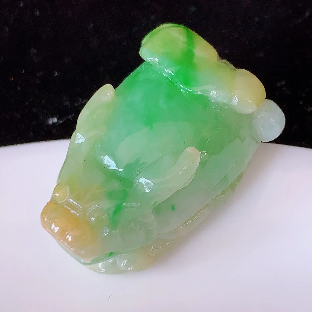 自然光实拍，冰润黄加绿翡翠招财貔貅吊坠，民间有“一摸貔貅运程旺盛，再摸貔貅财运滚滚，三摸貔貅平步青云