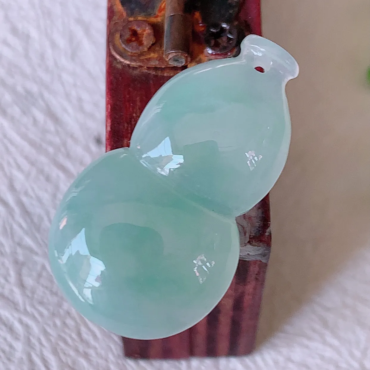 自然光实拍，冰种翡翠葫芦吊坠，葫芦寓意福禄双全，财源滚滚，饱满，清新脱俗，佩戴效果优雅迷人！#57.