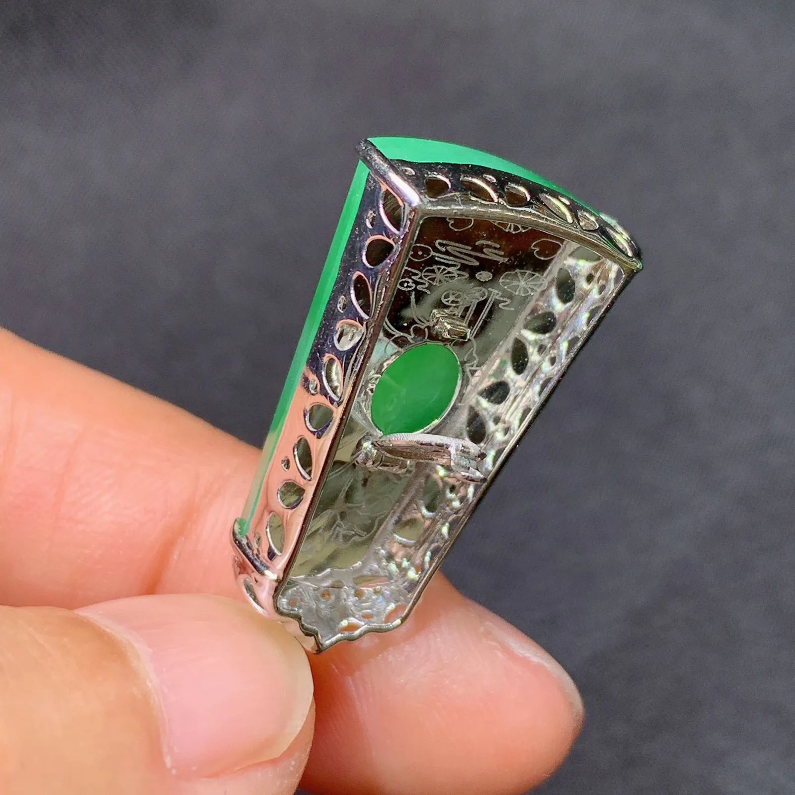 甜绿无事牌吊坠，18k金镶嵌，冰润色阳，种老水足 尺寸32.8*14.8*5.9