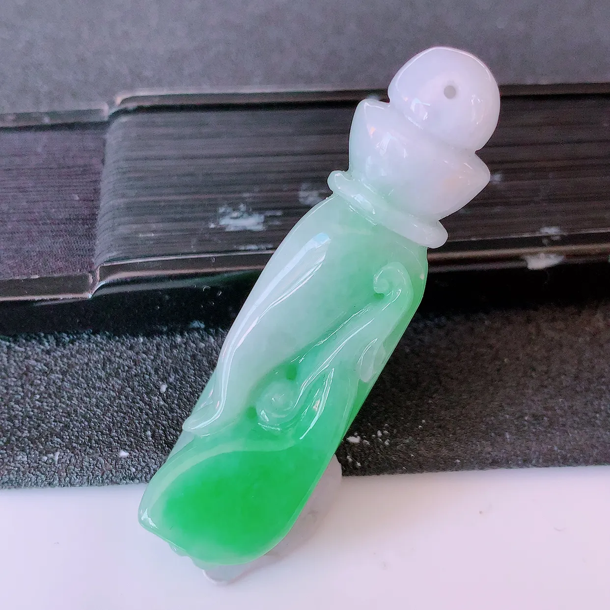 自然光实拍，冰润飘绿翡翠掌上明珠吊坠，种老水足，雕工精湛 ，寓意美好，佩戴时尚出众！#46.7