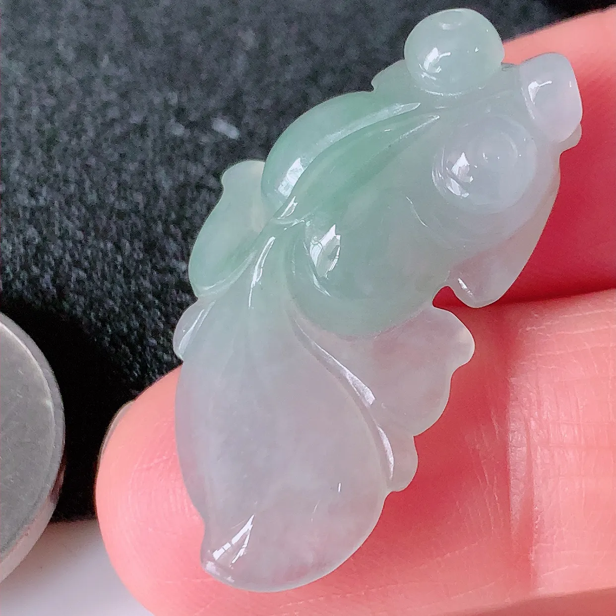 自然光实拍，冰种翡翠年年有余，自由自在玉吊坠，寓意财源广进，雕工婉约，栩栩如生，佩戴优雅迷人！#32.11