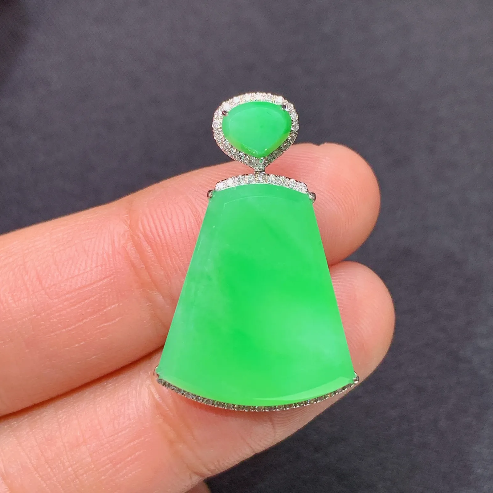 甜绿无事牌吊坠，18k金镶嵌，冰润色阳，种老水足 xu 尺寸28.1*17.8*5.2