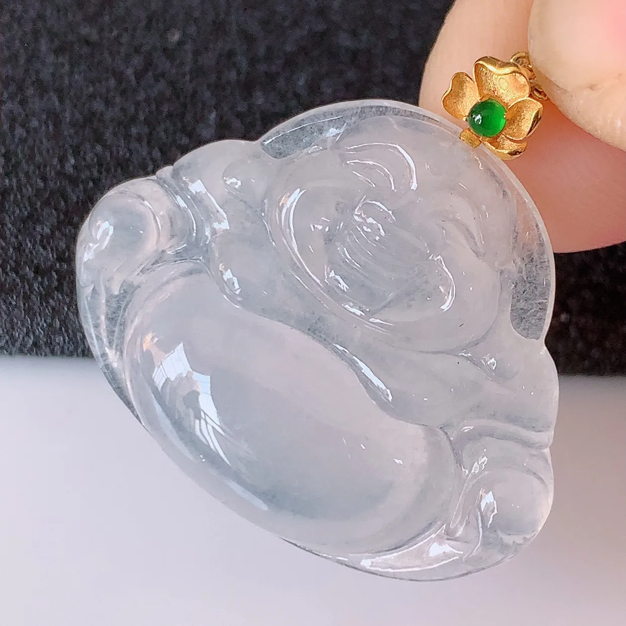 自然光实拍，18K金镶嵌冰种翡翠佛公吊坠，冰透饱满， 佛公亦保平安，寓意有福（佛公）相伴，品相佳，配戴优雅迷人！#41.11整体27.5裸石28.5*23*5.5