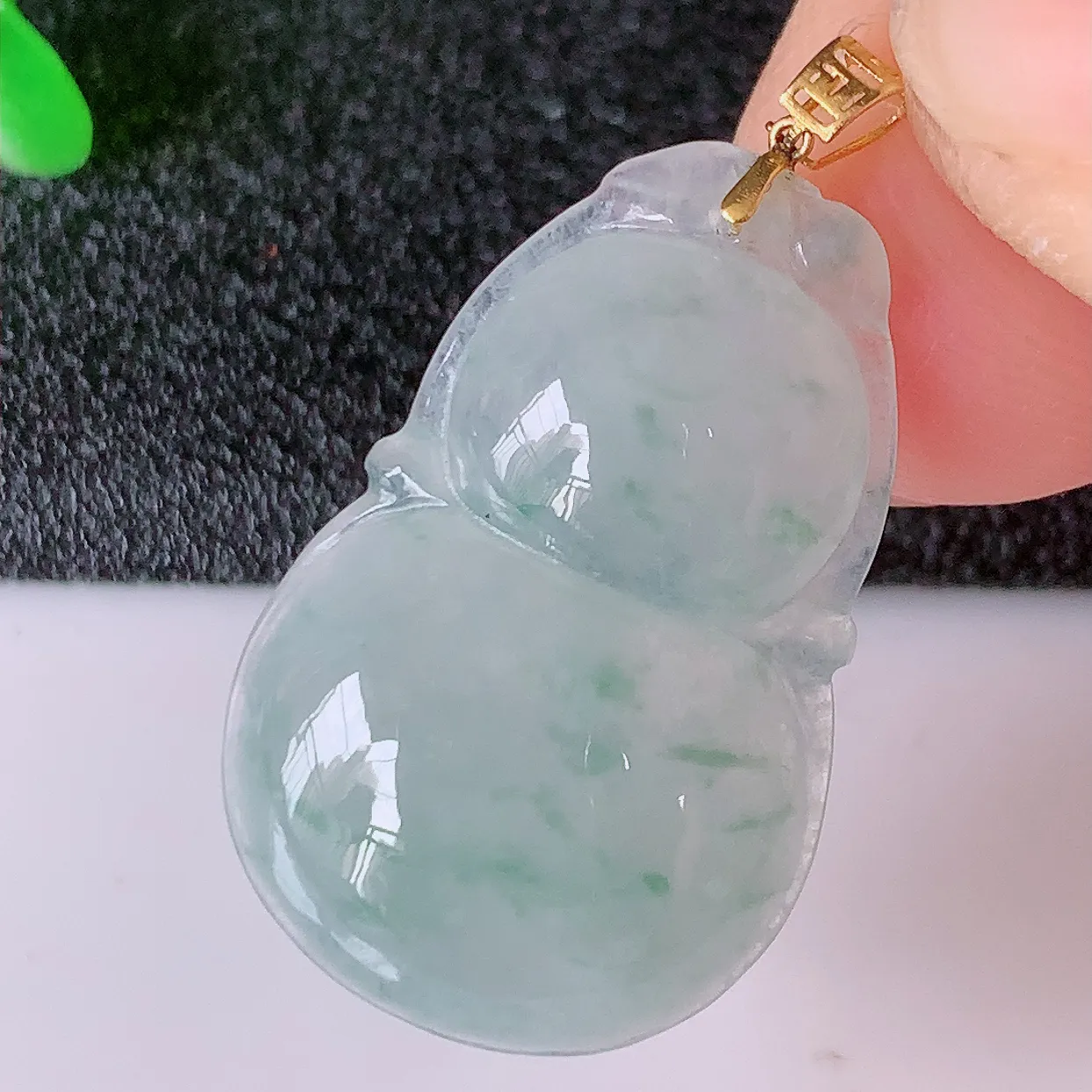 18K金镶嵌冰种飘花翡翠葫芦吊坠，葫芦寓意福禄双全，财源滚滚，佩戴效果优雅迷人！#49.11