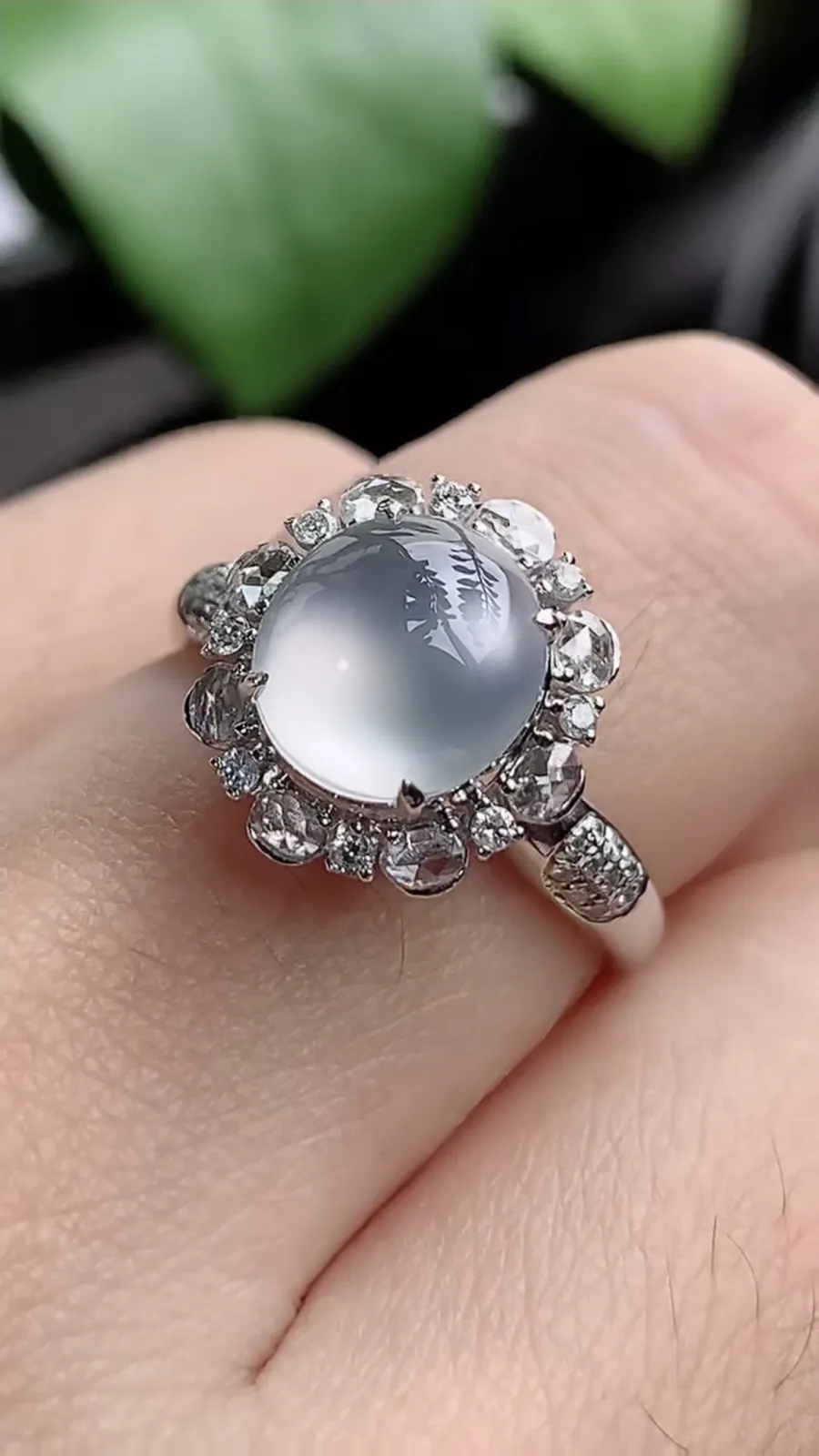 a货翡翠老坑冰种18K金伴钻镶嵌白月光蛋面戒指 圈口17.4裸石尺寸8.2×7.6mm 重量3.42g 1207