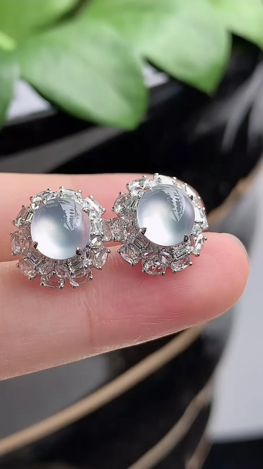 a货翡翠老坑冰种18K金伴钻镶嵌白月光蛋面耳钉 尺寸7.6×6.7mm 重量3.36g 1206