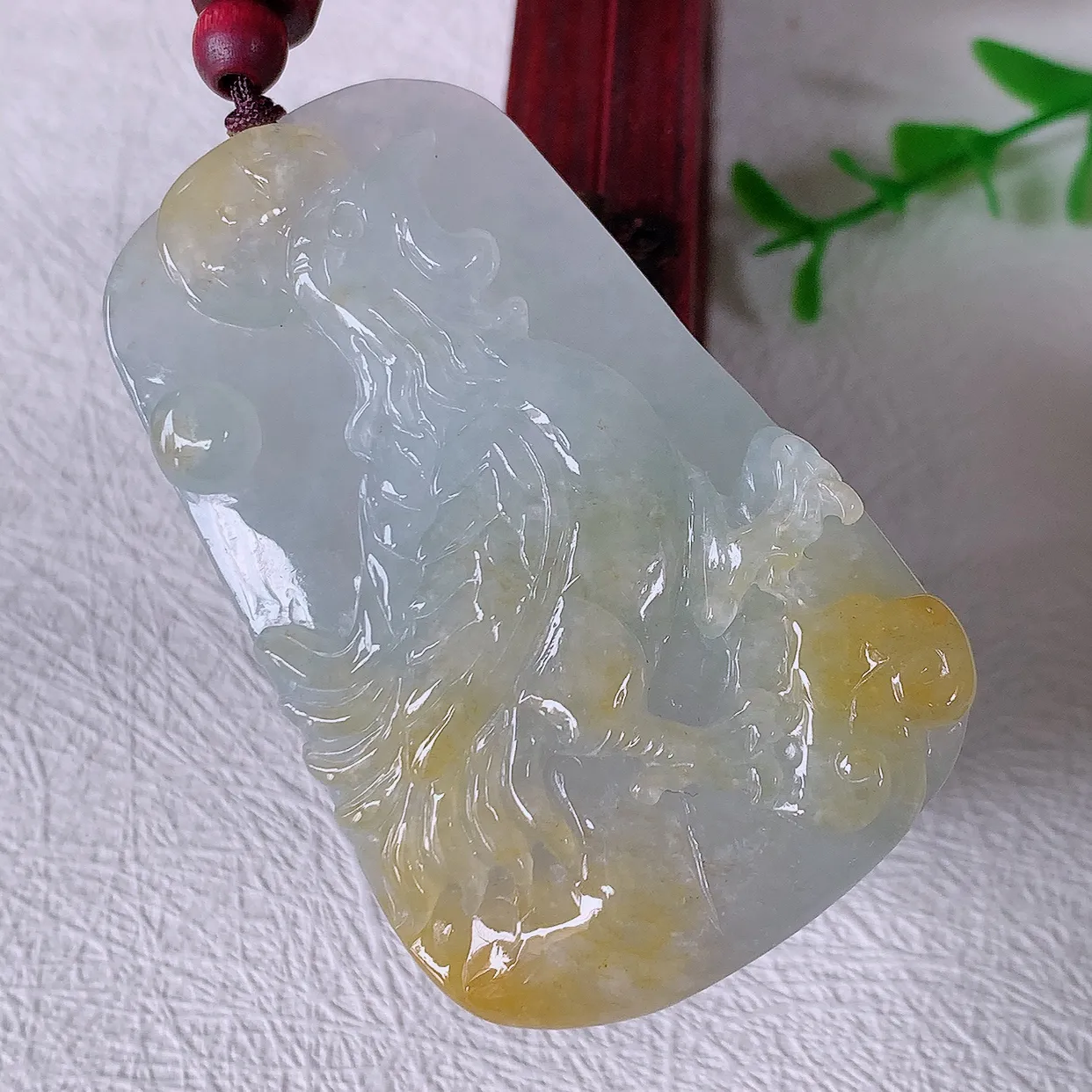 自然光实拍，水润黄翡双翡翠生肖鸡牌吊坠，翠色灵动，玉质细腻，颜色漂亮，品相佳，佩戴佳品！#46.11